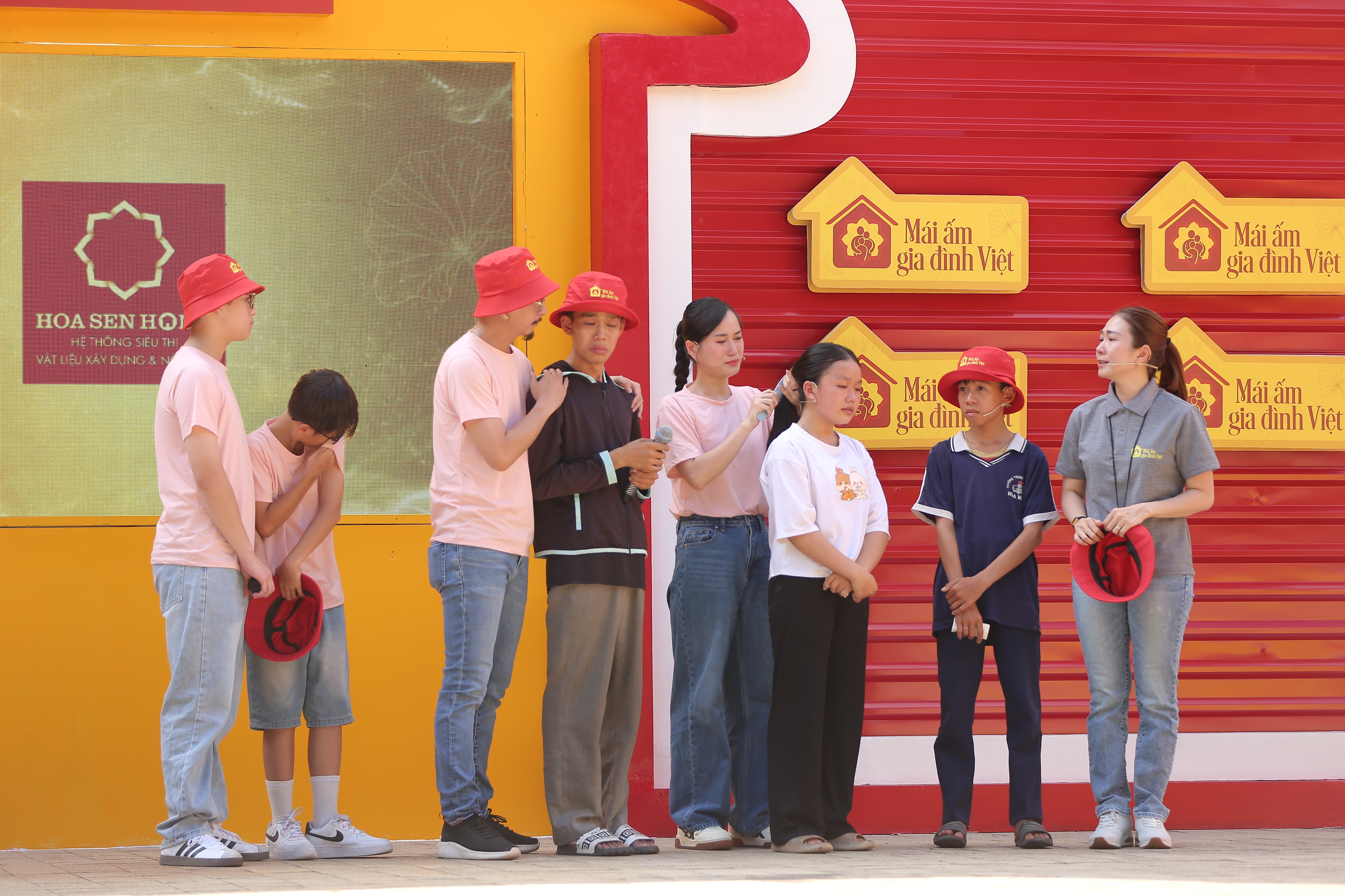 Gia đình diễn viên Lâm Vỹ Dạ và Hứa Minh Đạt dành nhiều lời động viên đến các em nhỏ trong chương trình