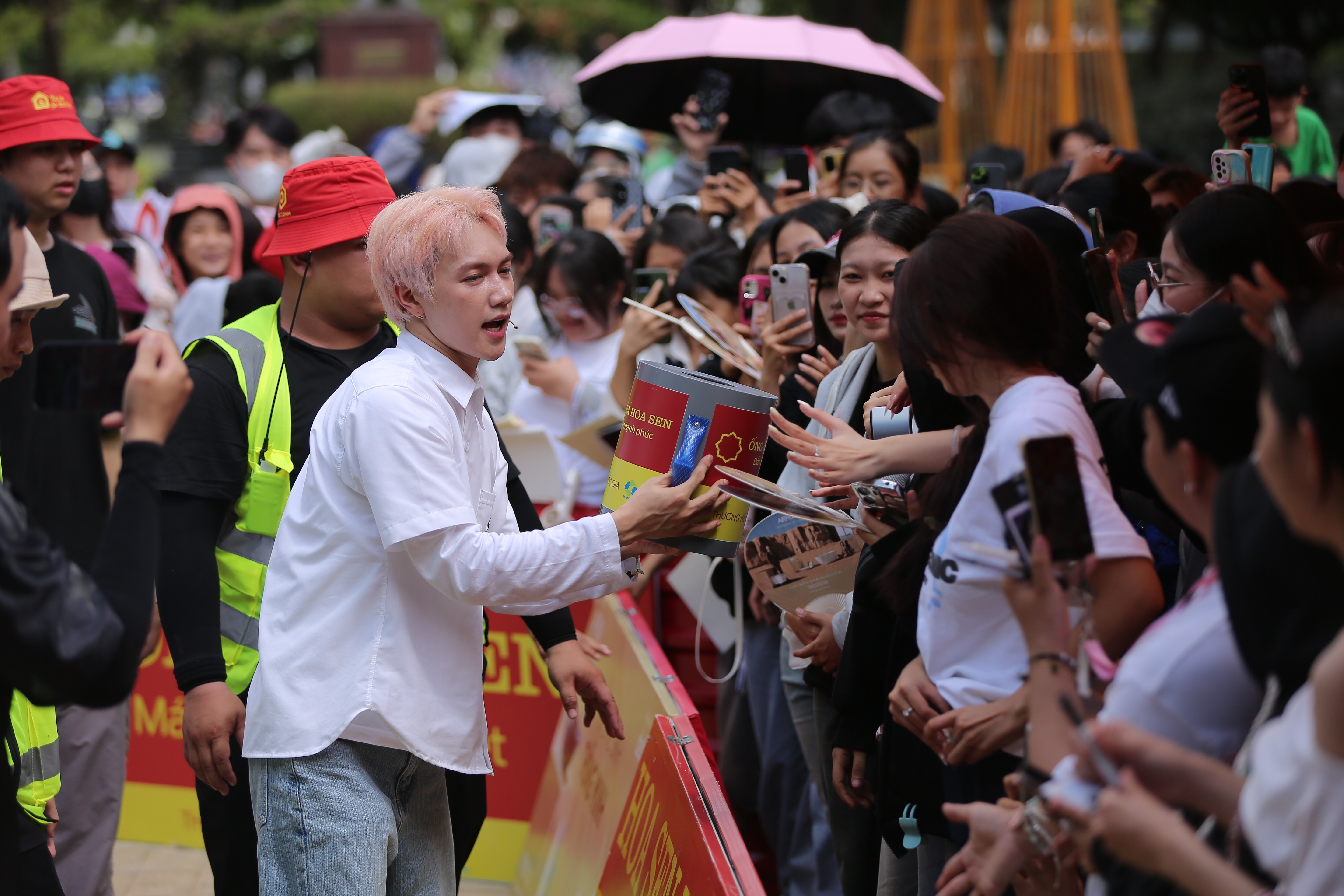 Ca sĩ Jsol nhận quyên góp tiền từ khán giả địa phương cho các gia đình