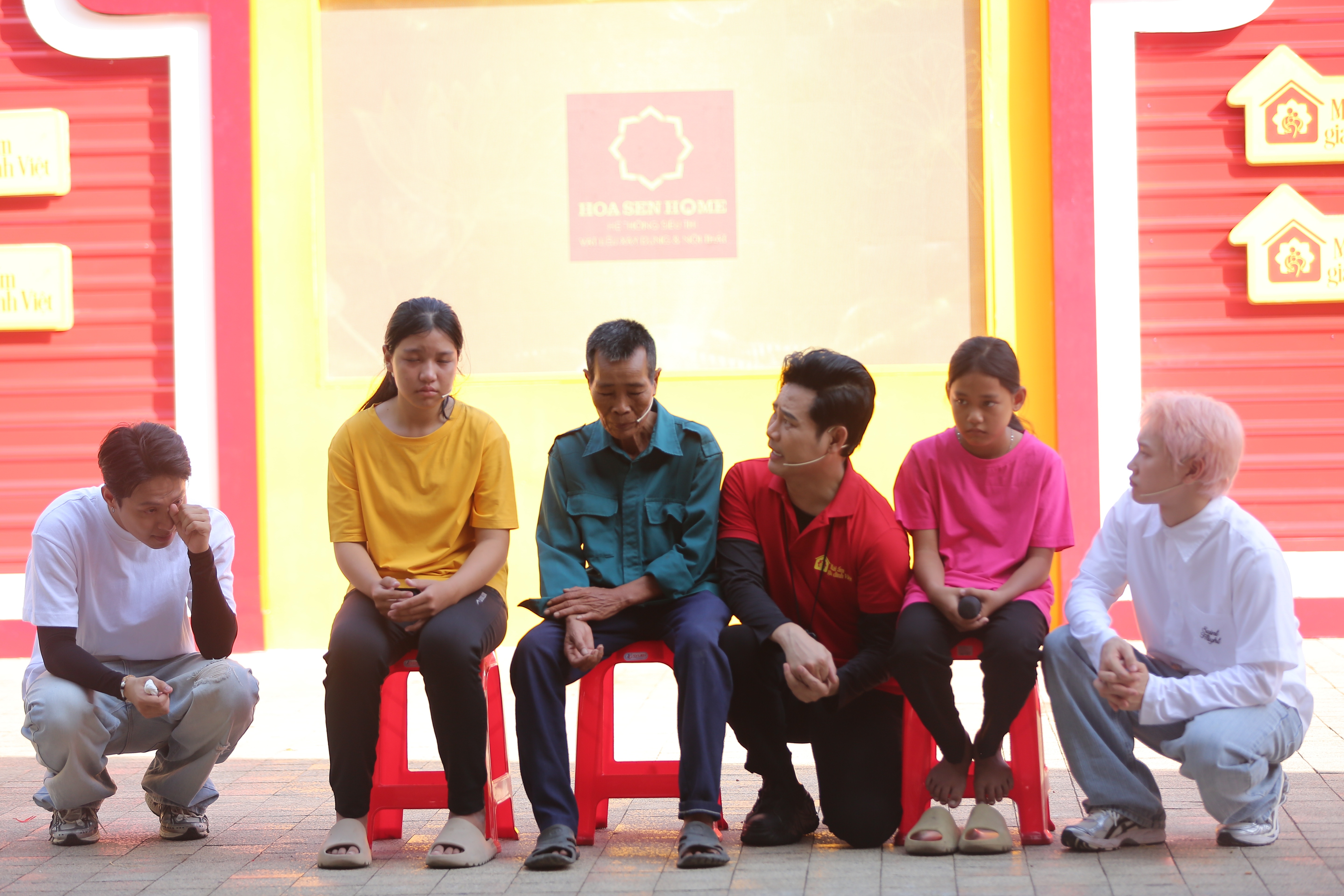 Rapper HURRYKNG liên tục lau nước mắt khi lắng nghe những chia sẻ của gia đình nhân vật.