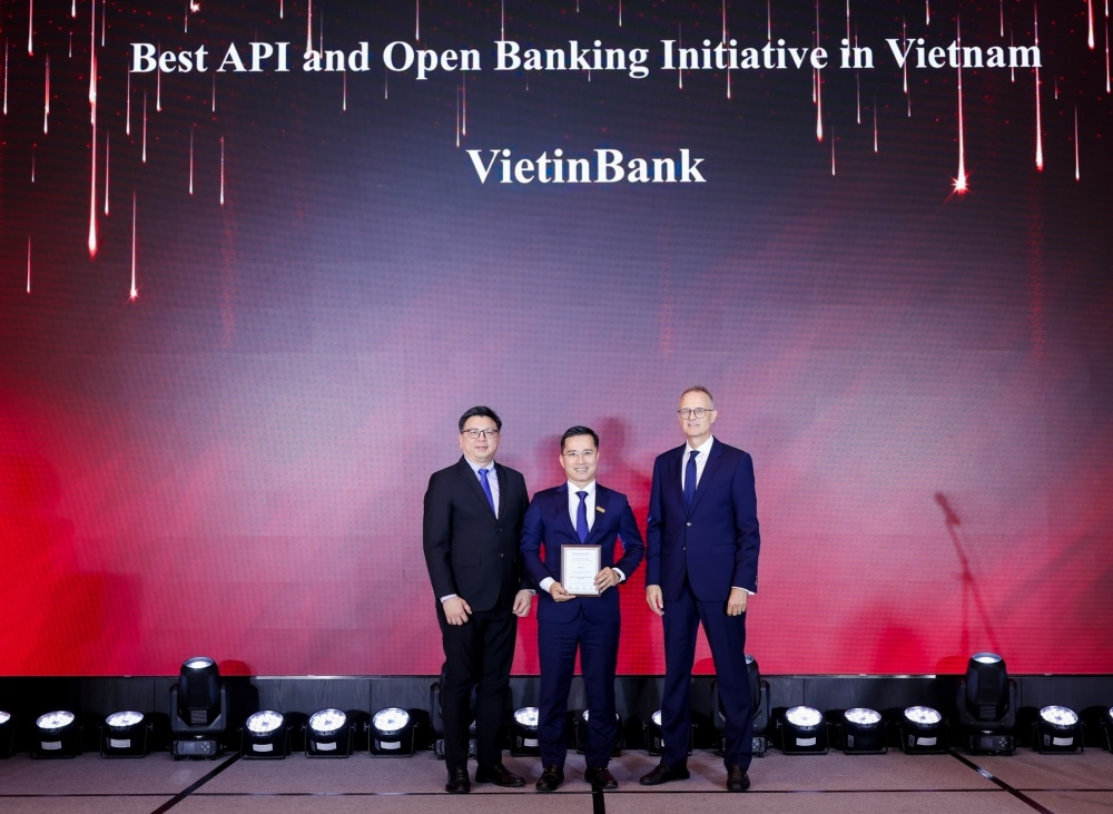 Đại diện VietinBank (đứng giữa) nhận Giải thưởng Sáng kiến API và Ngân hàng mở đột phá nhất Việt Nam