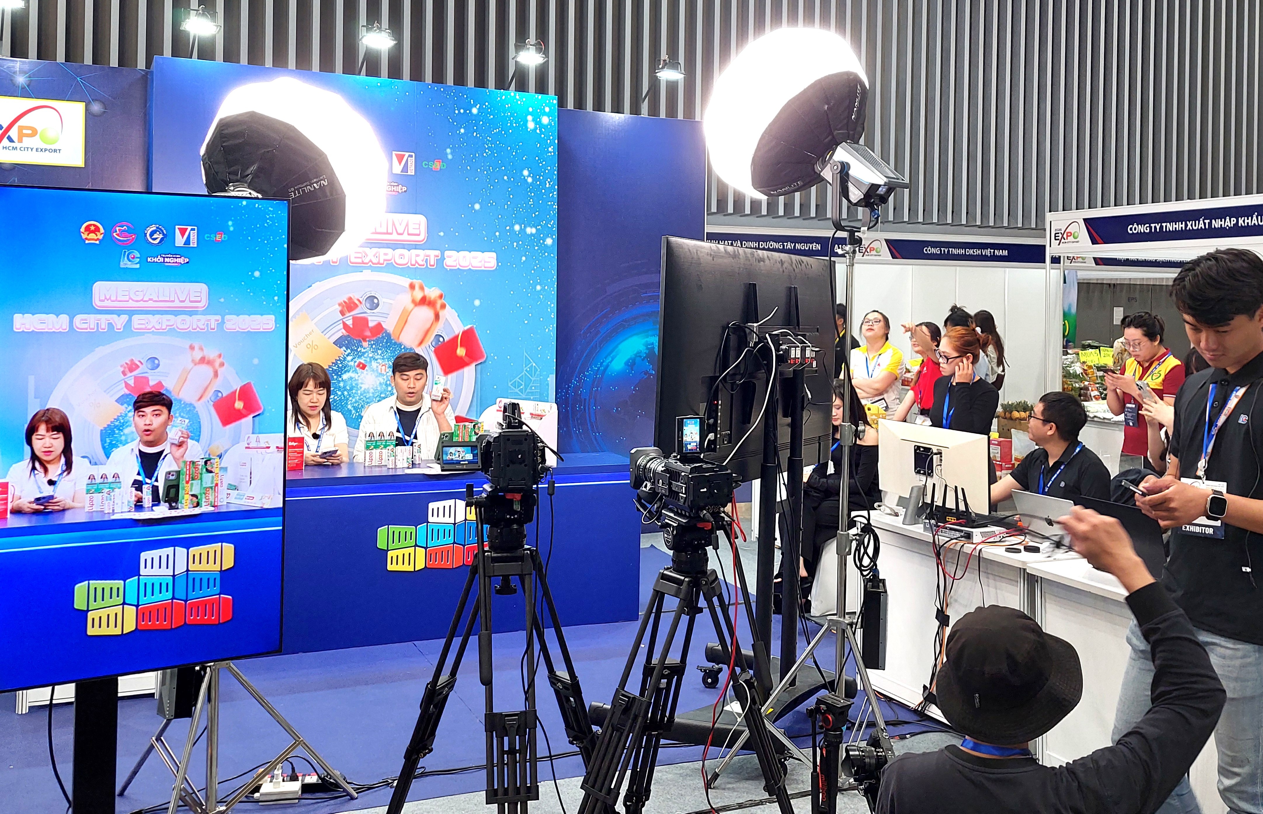 một phiên Livestreams bán hàng được đầu tư bài bản của doanh nghiệp một phiên Livestreams bán hàng được đầu tư bài bản của doanh nghiệp