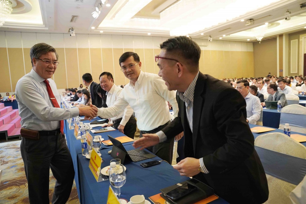 Lãnh đạo các tỉnh miền Đông Nam bộ tham dự Hội nghị thúc đẩy tín dụng góp phần tăng trưởng kinh tế địa phương - Ảnh: Đình Hải