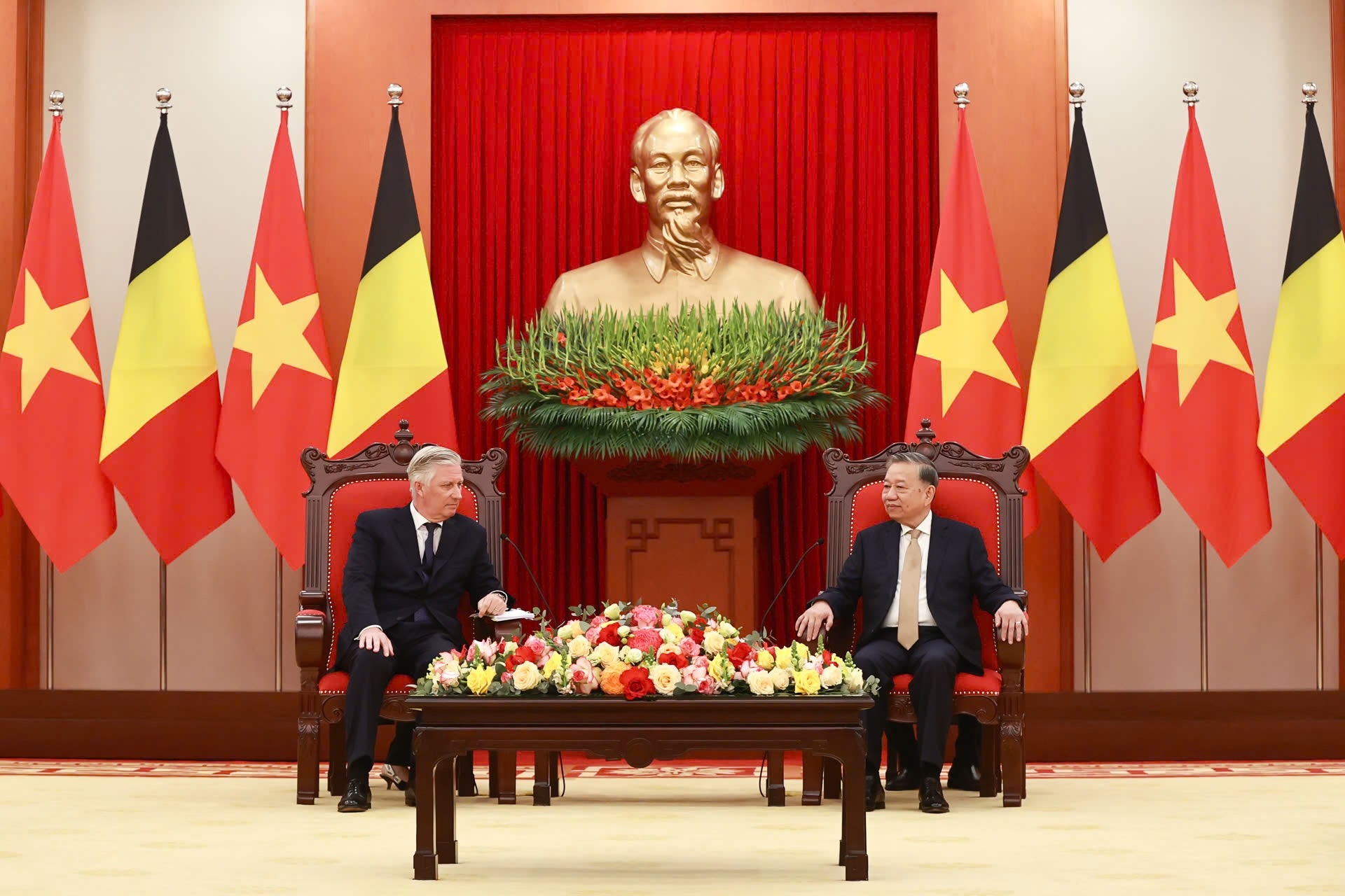 Hai nhà lãnh đạo bày tỏ nhất trí cần phối hợp chặt chẽ tại các diễn đàn quốc tế và khu vực để thúc đẩy chủ nghĩa đa phương, pháp quyền, phát huy trách nhiệm quốc tế để giải quyết các thách thức khu vực và toàn cầu - Ảnh: VGP/Nhật Bắc