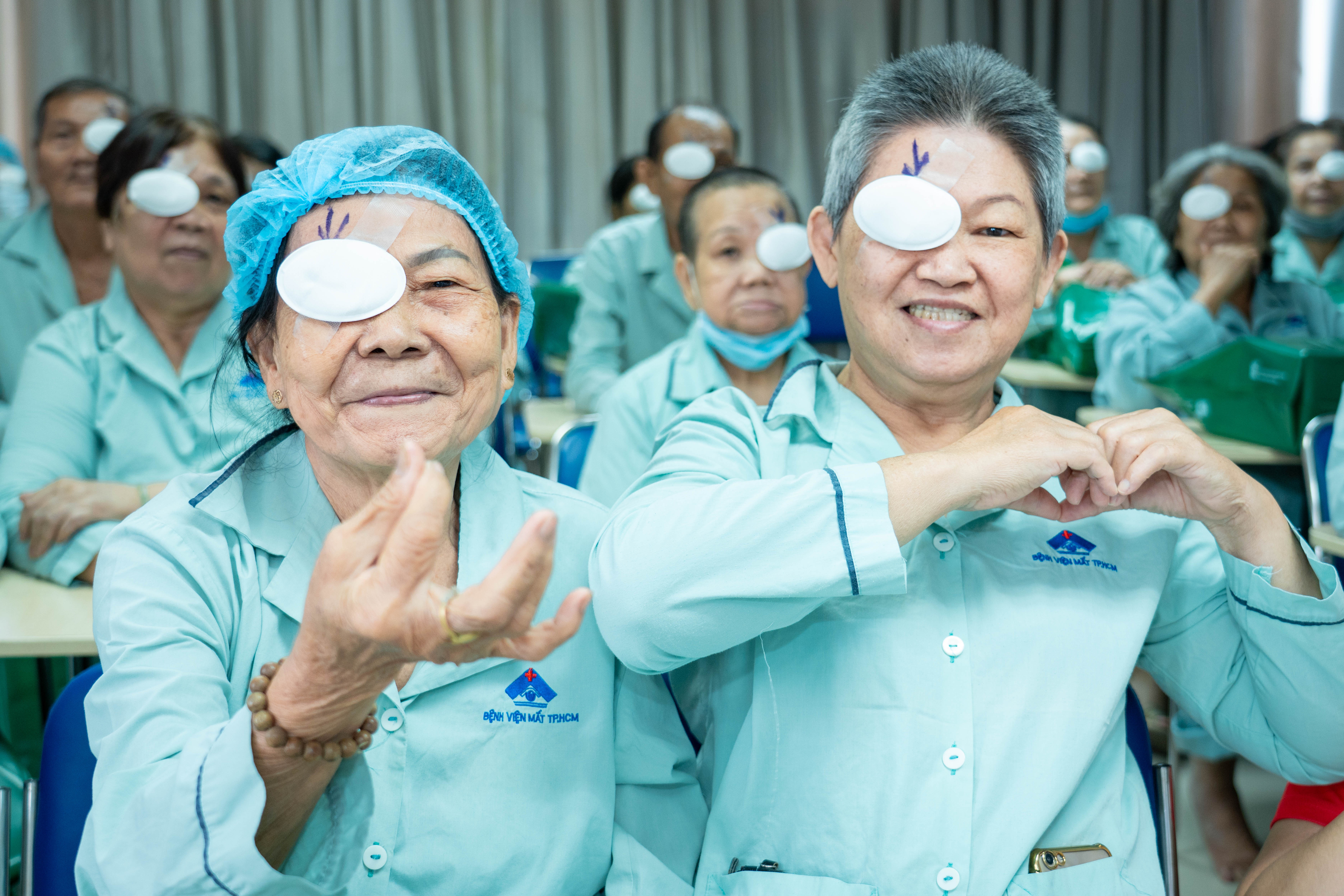 Ngay trong ngày 02/4/2025, tại Bệnh viện Mắt TP.HCM, HDBank đã phối hợp cùng Hội và Bệnh viện Mắt TP.HCM thực hiện phẫu thuật mắt cho 100 bệnh nhân có hoàn cảnh khó khăn ở TP.HCM và các tỉnh lân cận.