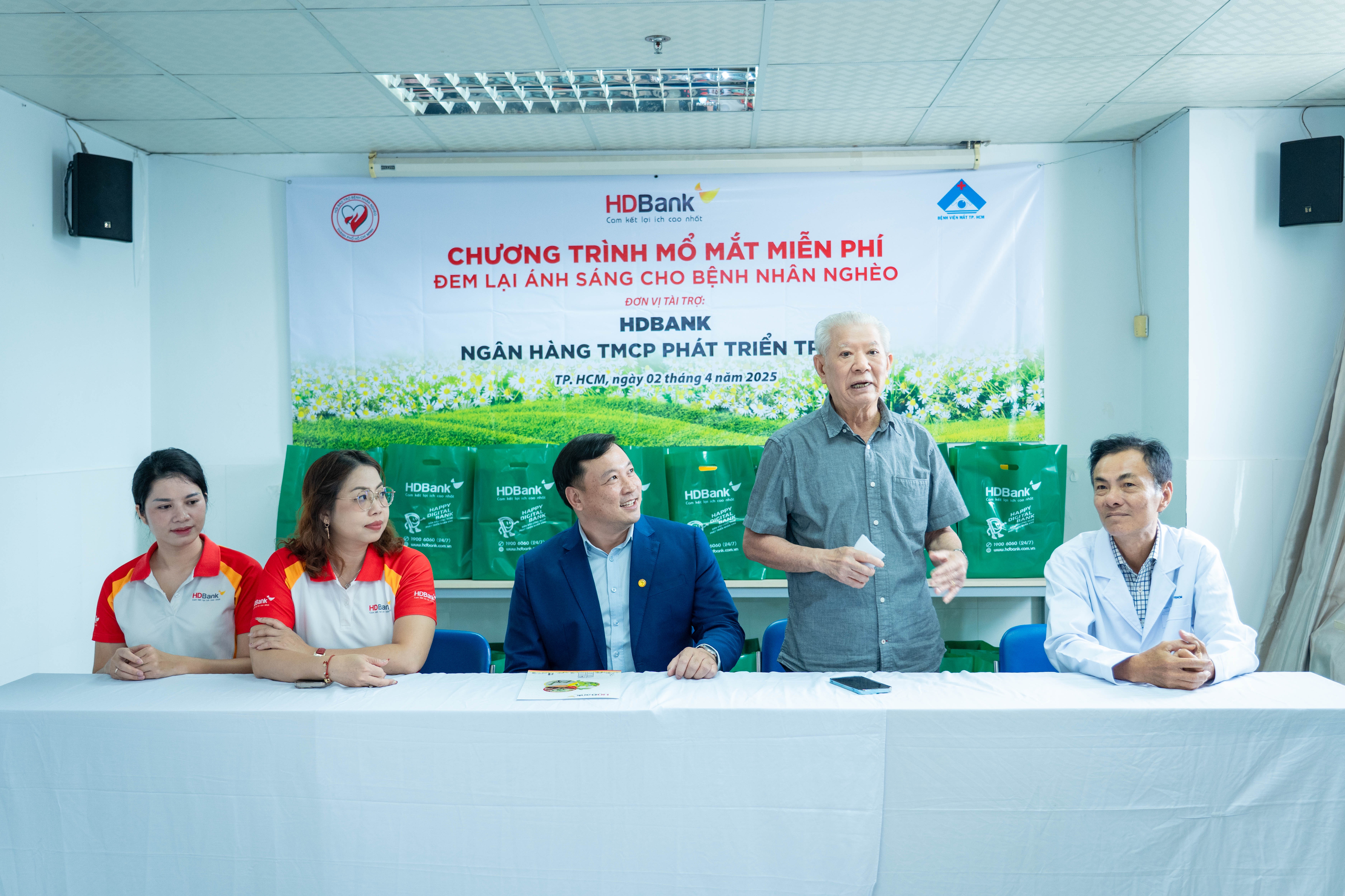 Ngày 02/4/2025, tại TP.HCM, HDBank tiếp tục trao kinh phí thực hiện 1000 ca phẫu thuật mắt phaco cho Hội Bảo trợ Bệnh nhân nghèo TP.HCM 