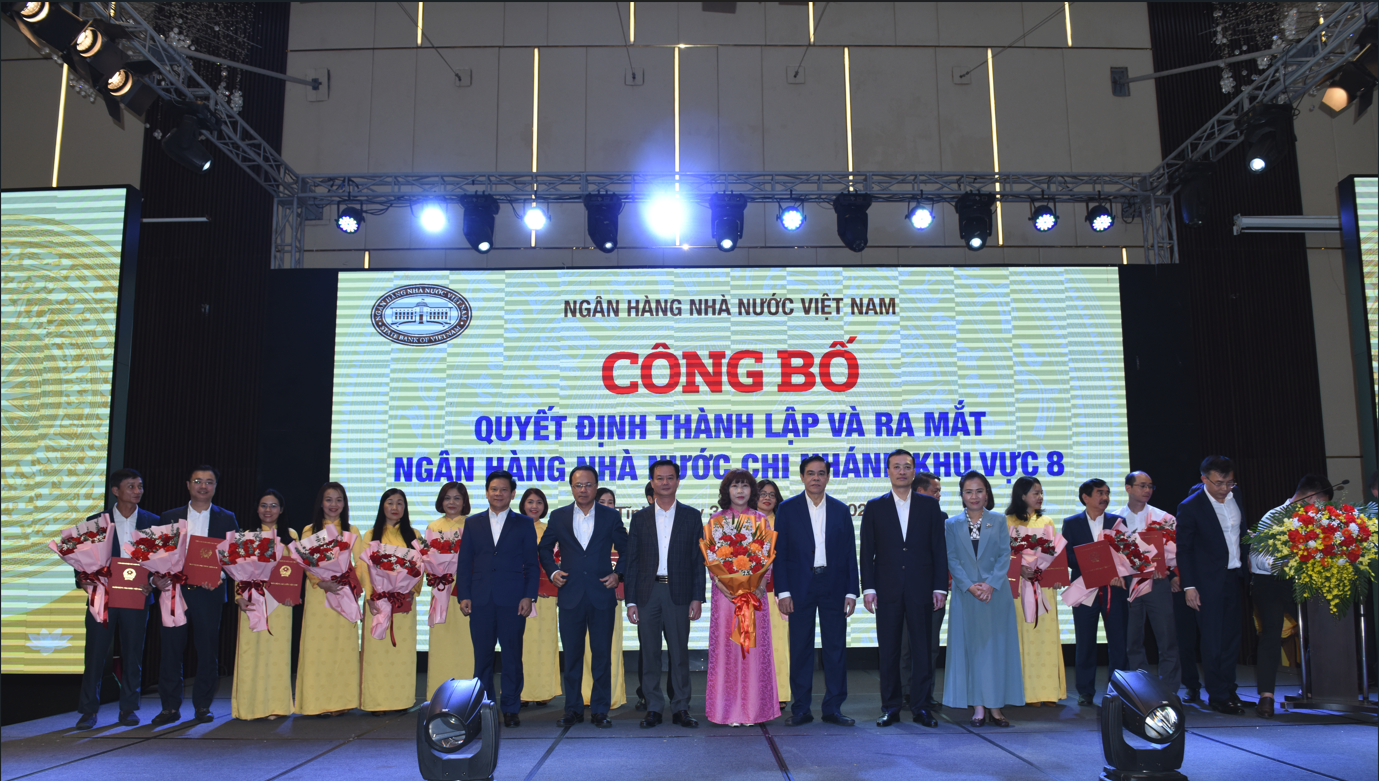 Ban Lãnh đạo, cán bộ chủ chốt của NHNN Khu vực 8 chụp ảnh lưu niệm cùng Phó Thống đốc, Lãnh đạo các tỉnh trong khu vực