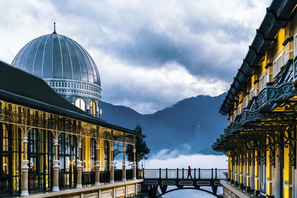 Hotel de la Coupole hiện lên hùng vĩ và sang trọng như một toà lâu đài “Tây Âu giữa lòng Tây Bắc”