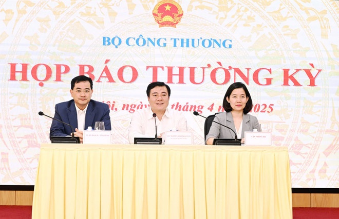 Thứ trưởng Nguyễn Sinh Nhật Tân chủ trì họp báo cung cấp thông tin với báo chí các nội dung về chính sách thuế của Mỹ.