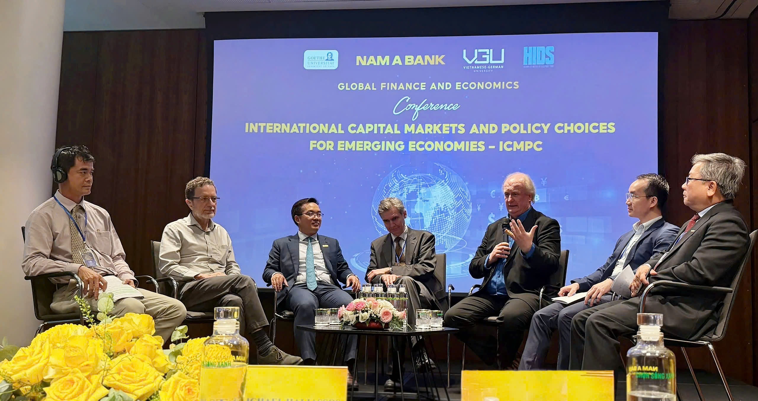 Diễn giả trao đổi tại Diễn đàn “Các thị trường vốn quốc tế và những lựa chọn chính sách của nền kinh tế mới nổi”.