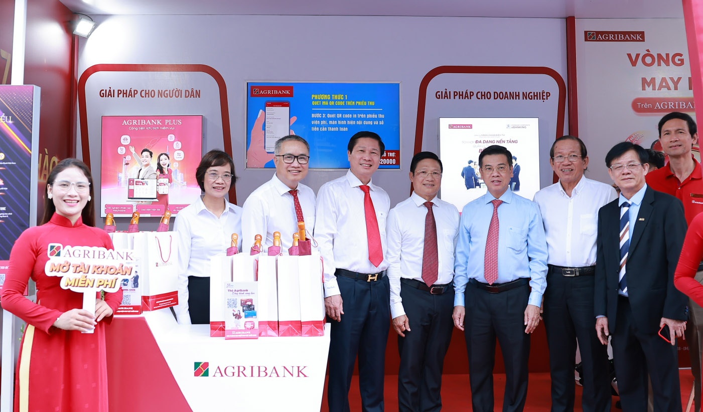 Các ngân hàng thương mại tham gia Triển lãm ảnh có cơ hội giới thiệu về sự đóng góp của ngân hàng với kinh tế - xã hội thành phố Các ngân hàng thương mại tham gia Triển lãm ảnh có cơ hội giới thiệu về sự đóng góp của ngân hàng với kinh tế - xã hội thành phố