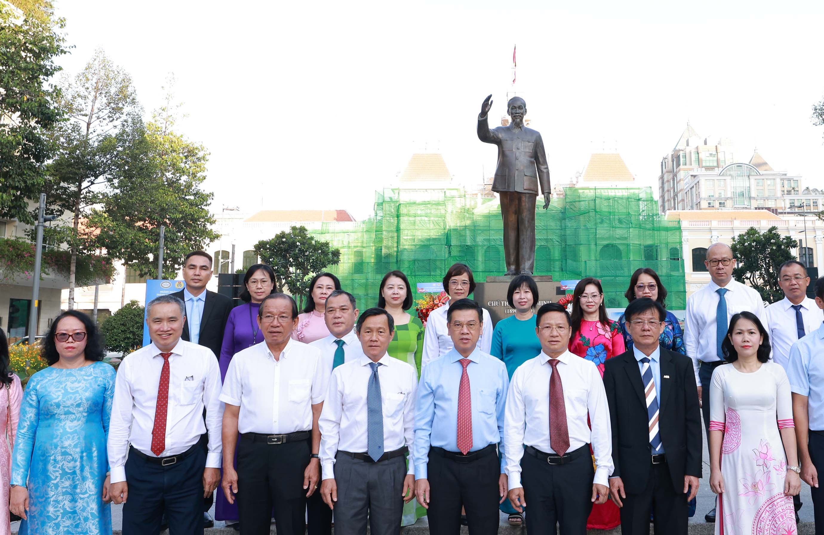 Đoàn cán bộ, công chức, viên chức ngành Ngân hàng thành phố chụp ảnh kỷ niệm sau khi dâng hóa trước tượng đài Chủ tịch Hồ Chí Minh Đoàn cán bộ, công chức, viên chức ngành Ngân hàng thành phố chụp ảnh kỷ niệm sau khi dâng hóa trước tượng đài Chủ tịch Hồ Chí Minh