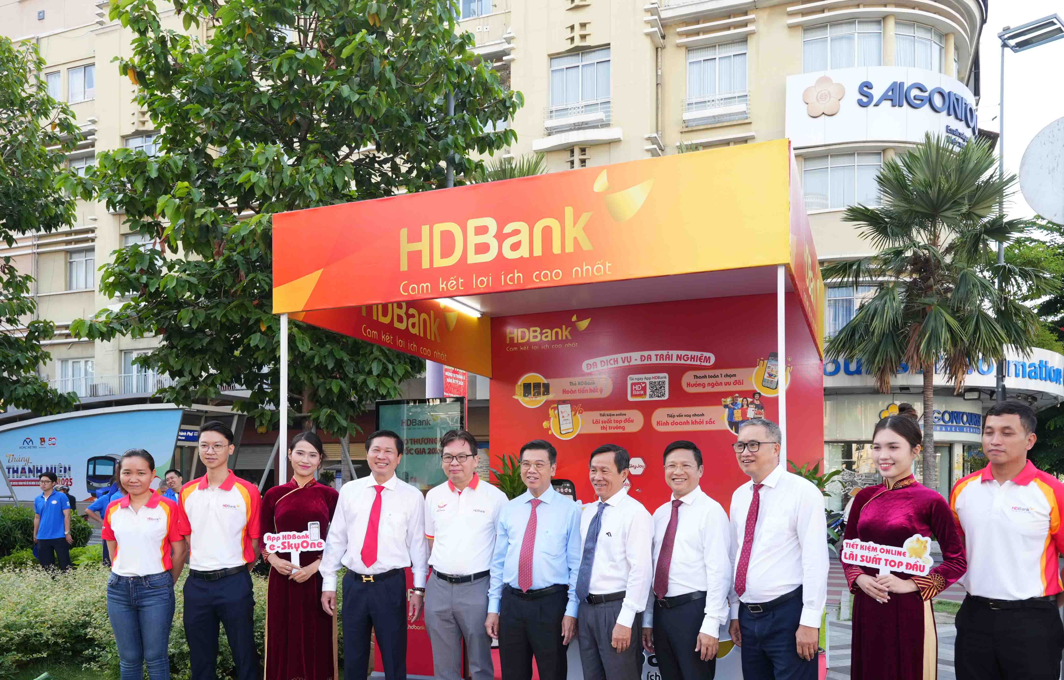 Ngân hàng TMCP giới thiệu các sản phẩm dịch vụ mới nhiều tiện ích cho người dân và du khách đến TP. Hồ Chí Minh Ngân hàng TMCP giới thiệu các sản phẩm dịch vụ mới nhiều tiện ích cho người dân và du khách đến TP. Hồ Chí Minh