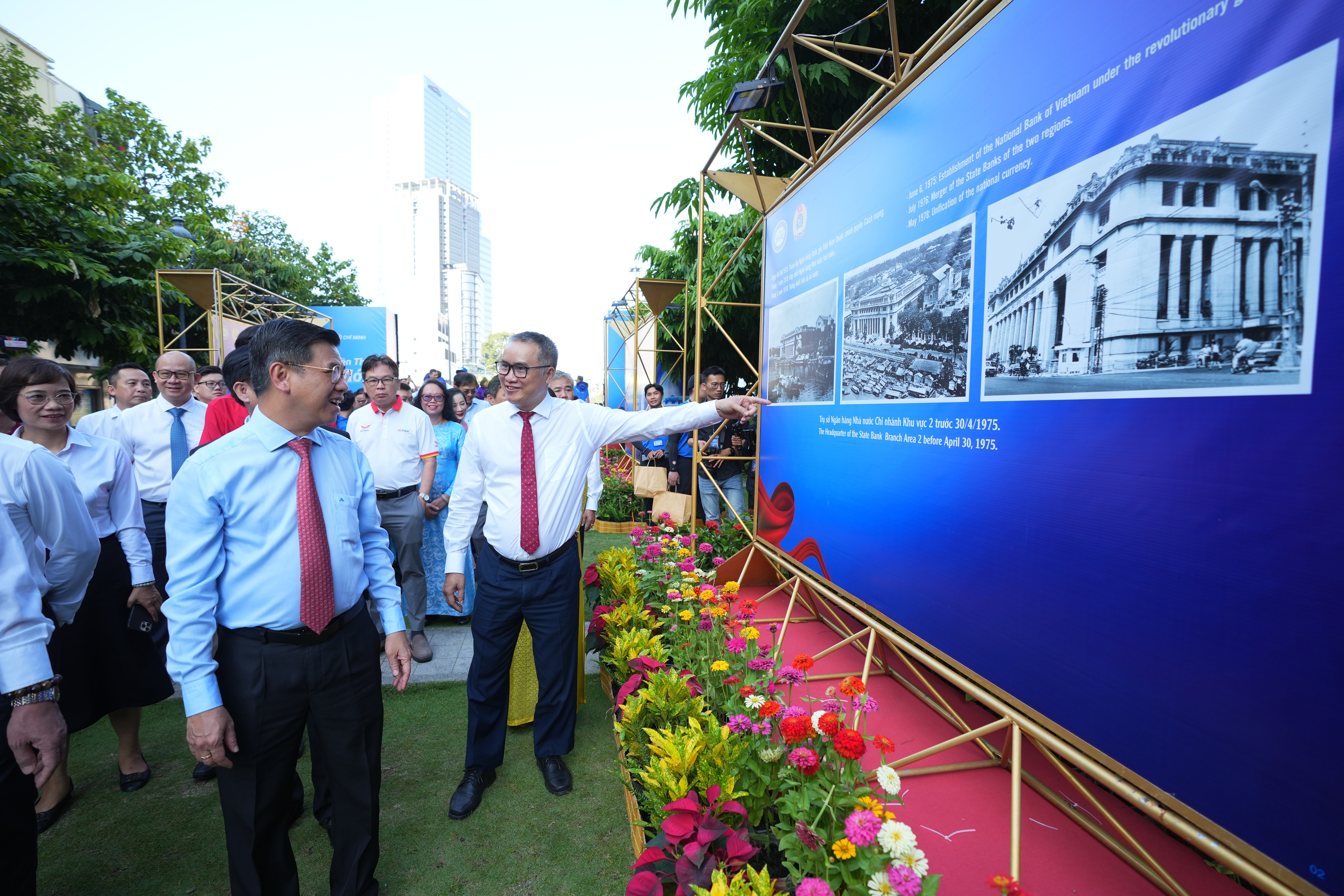 Đại diện Ngân hàng Nhà nước giới thiệu về quá trình lịch sử hình thành và đóng góp của ngành Ngân hàng TP. Hồ Chí Minh Đại diện Ngân hàng Nhà nước giới thiệu về quá trình lịch sử hình thành và đóng góp của ngành Ngân hàng TP. Hồ Chí Minh