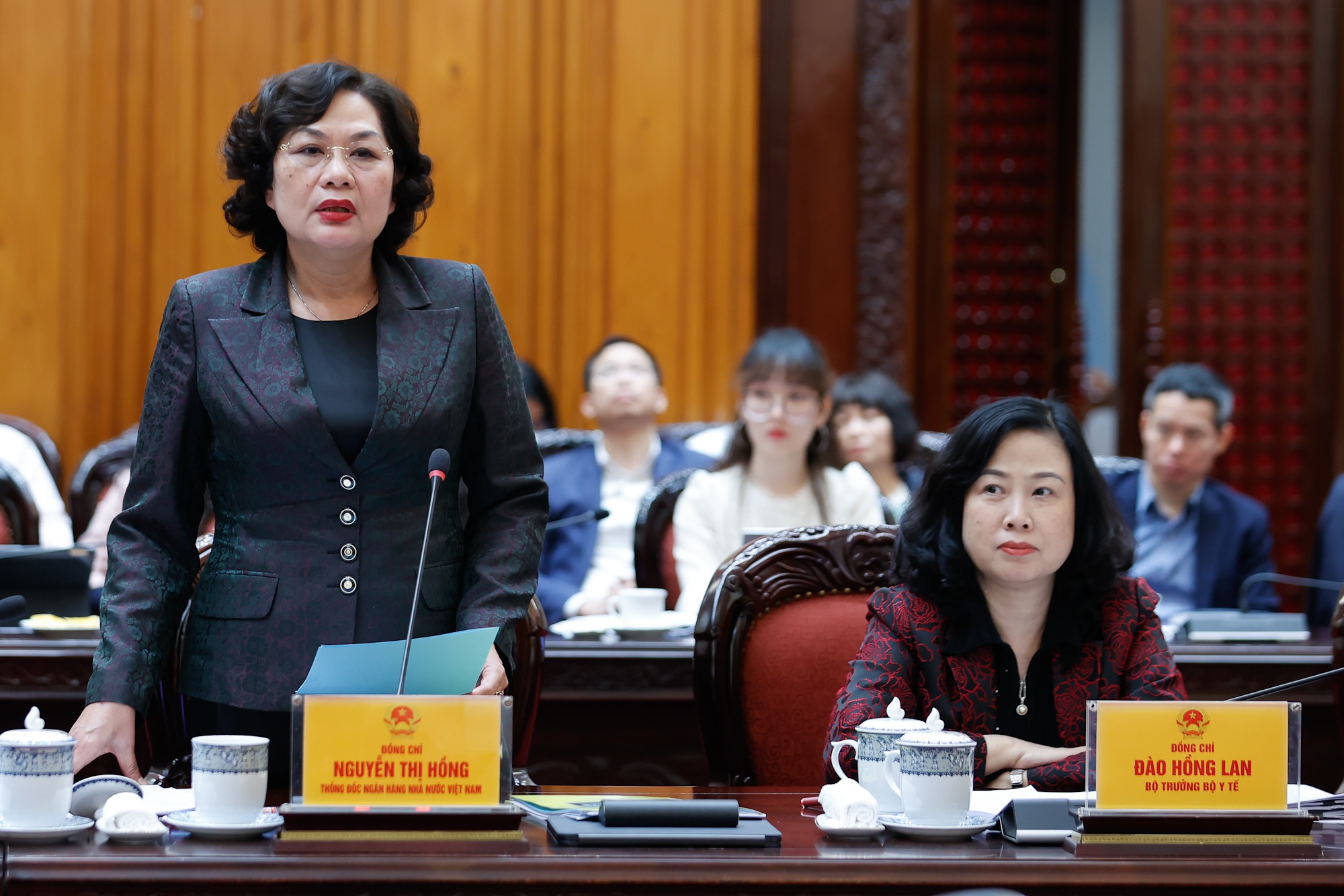 Thống đốc Ngân hàng Nhà nước Nguyễn Thị Hồng phát biểu tại cuộc họp - Ảnh: VGP/Nhật Bắc