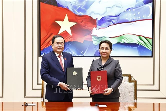 Chủ tịch Quốc hội Trần Thanh Mẫn và Chủ tịch Thượng viện Uzbekistan Tanzila Narbaeva ký kết văn kiện hợp tác giữa Quốc hội hai nước - Ảnh: TTXVN