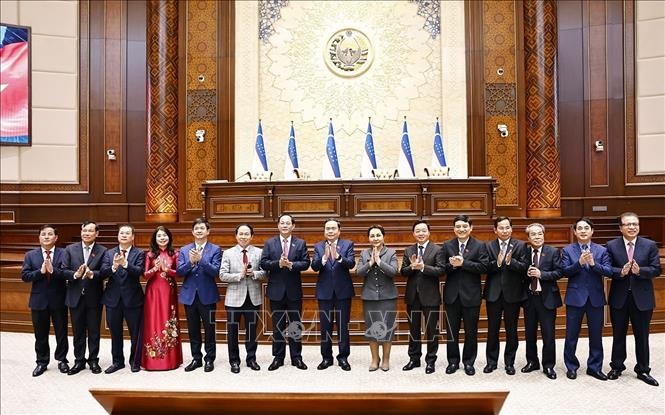 Chủ tịch Quốc hội Trần Thanh Mẫn và đại biểu tham quan Trụ sở Thượng viện Uzbekistan - Ảnh: TTXVN
