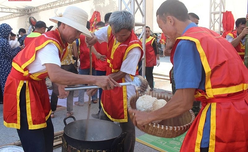Các công đoạn làm bánh đều được các đội thi thực hiện thủ công Lễ hội bánh chưng – bánh giầy TP Sầm Sơn Các công đoạn làm bánh đều được các đội thi thực hiện thủ công Lễ hội bánh chưng – bánh giầy TP Sầm Sơn