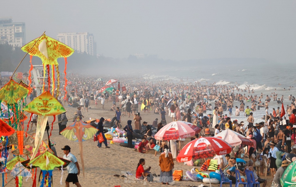 Bãi biển Sầm Sơn đông nghịt người mỗi mùa du lịch về Bãi biển Sầm Sơn đông nghịt người mỗi mùa du lịch về
