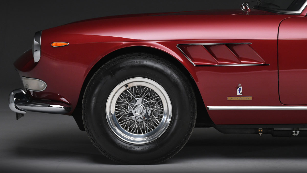 trong khi 275 GTB ban đầu sử dụng vành hợp kim thì GTS lại sử dụng vành nan hoa