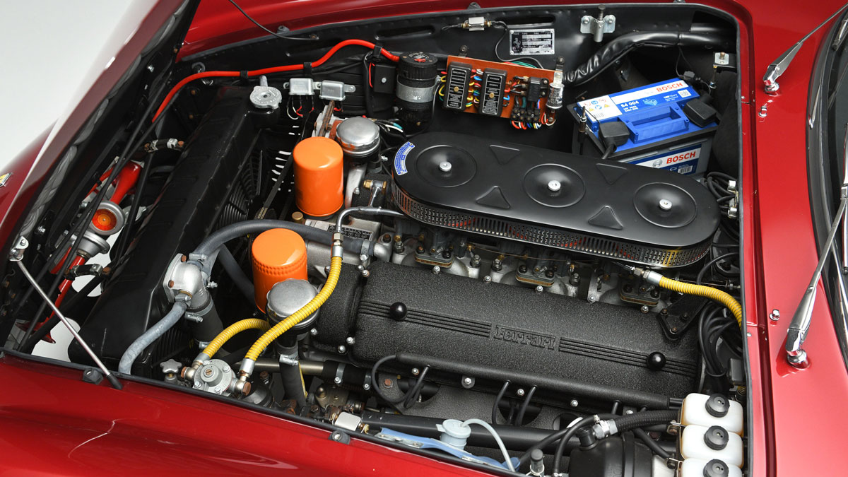 Chiếc xe vẫn được trang bị động cơ Colombo V-12 3,3 lít nguyên bản, sản sinh công suất 260 mã lực