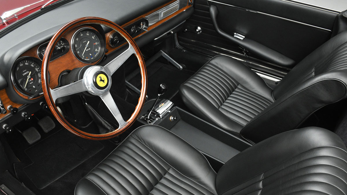 nội thất và ngoại thất đã được Carrozzeria Zanasi ở Ý phục hồi theo thông số kỹ thuật của nhà máy