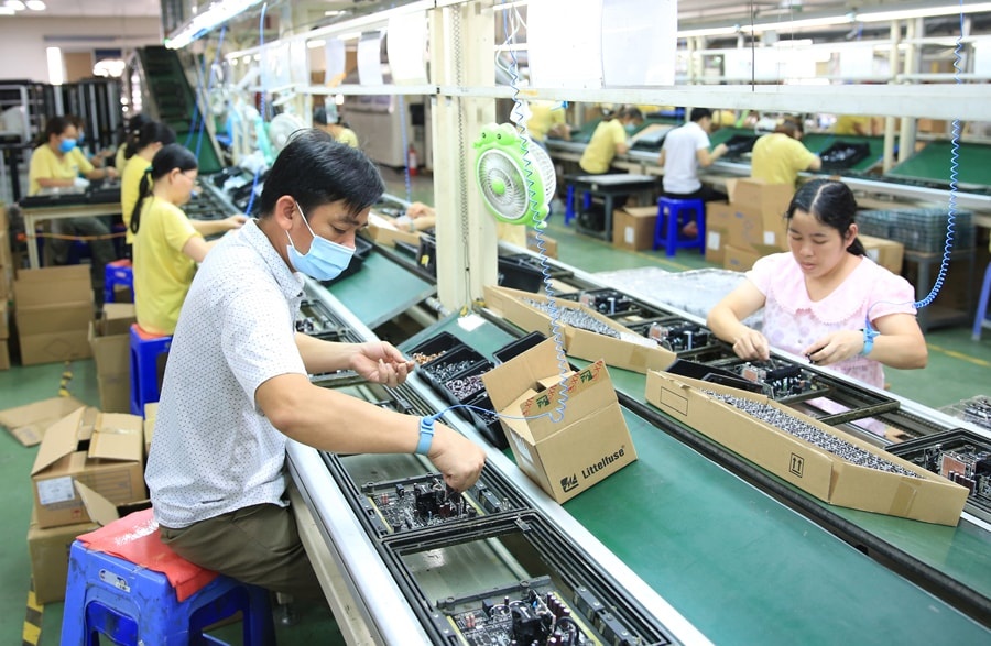 Sản xuất linh kiện điện tử tại Công ty TNHH Channel Well Technology Việt Nam (Khu công nghiệp Quang Minh, huyện Mê Linh). Ảnh: Nguyễn Quang Sản xuất linh kiện điện tử tại Công ty TNHH Channel Well Technology Việt Nam (Khu công nghiệp Quang Minh, huyện Mê Linh). Ảnh: Nguyễn Quang