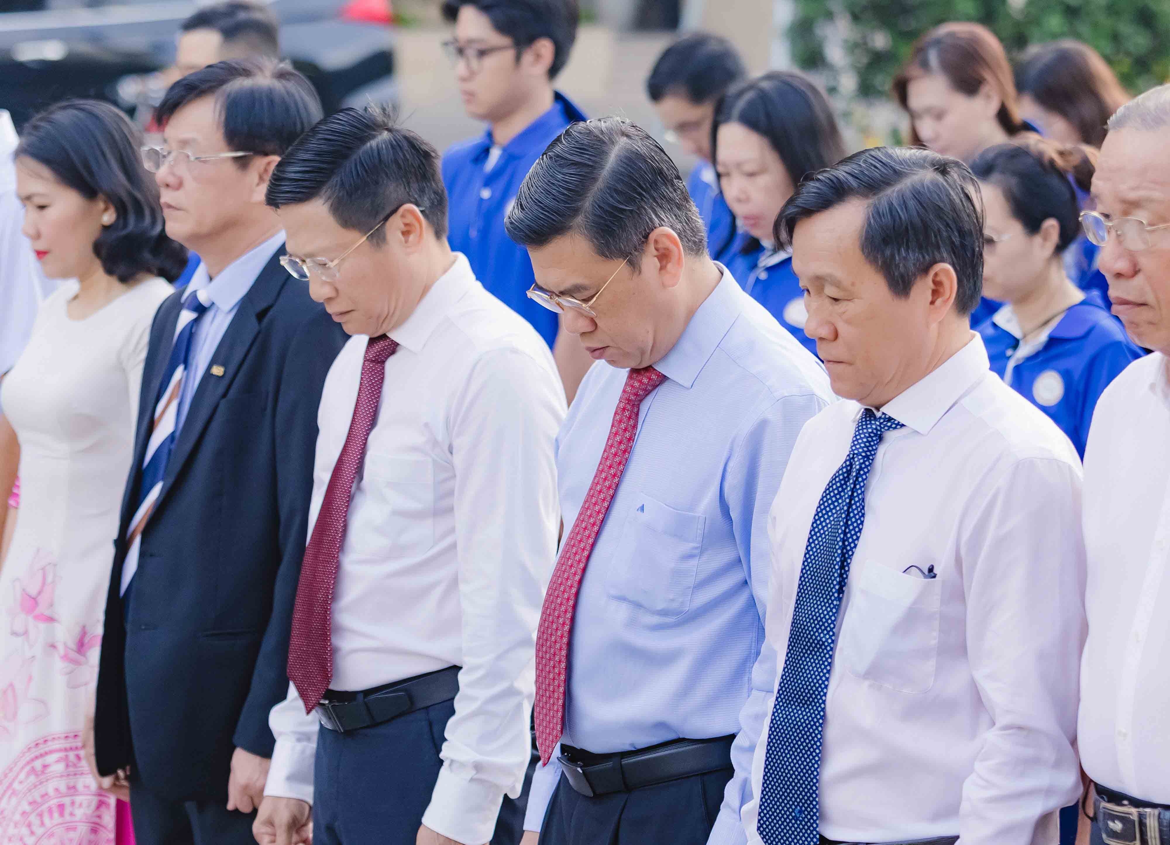 Ông Võ Minh Tuấn (thứ 3 từ trái qua) – Giám đốc NHNN chi nhánh Khu vực 2 cùng với lãnh đạo TP. Hồ Chí Minh dâng hoa tưởng niệm trước tượng đài Chủ tịch TP. Hồ Chí Minh ở trung tâm thành phố mở đầu cho chuỗi sự kiện kỷ niệm các ngày lễ lớn trong năm của ngành Ngân hàng