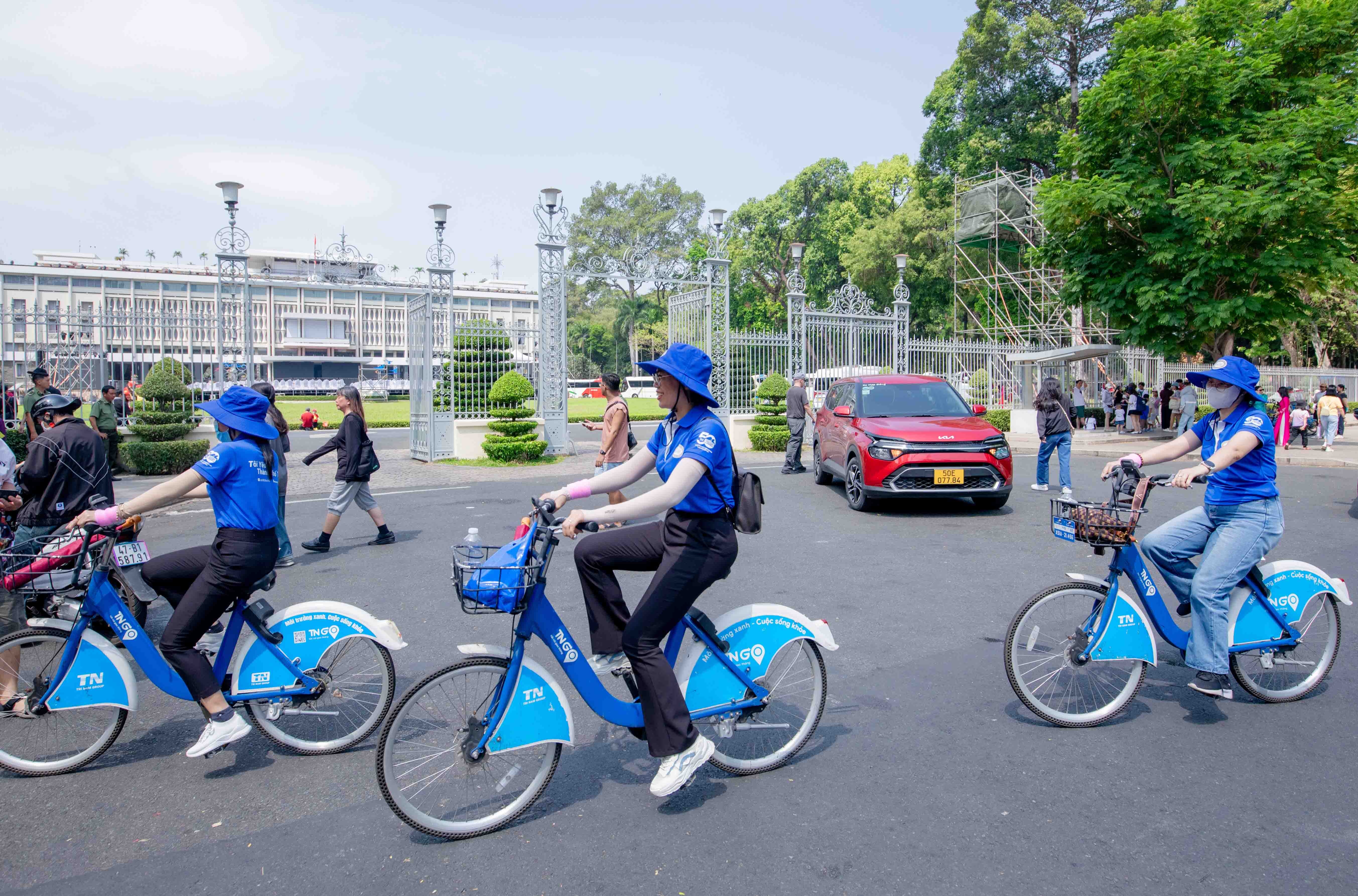 Chương trình “Tôi yêu thành phố tôi” với hơn 100 cán bộ nhân viên khối cơ quan quản lý nhà nước về tiền tệ tín dụng ngân hàng đạp xe qua các di tích lịch sử cách mạng và địa điểm văn hóa của thành phố.
