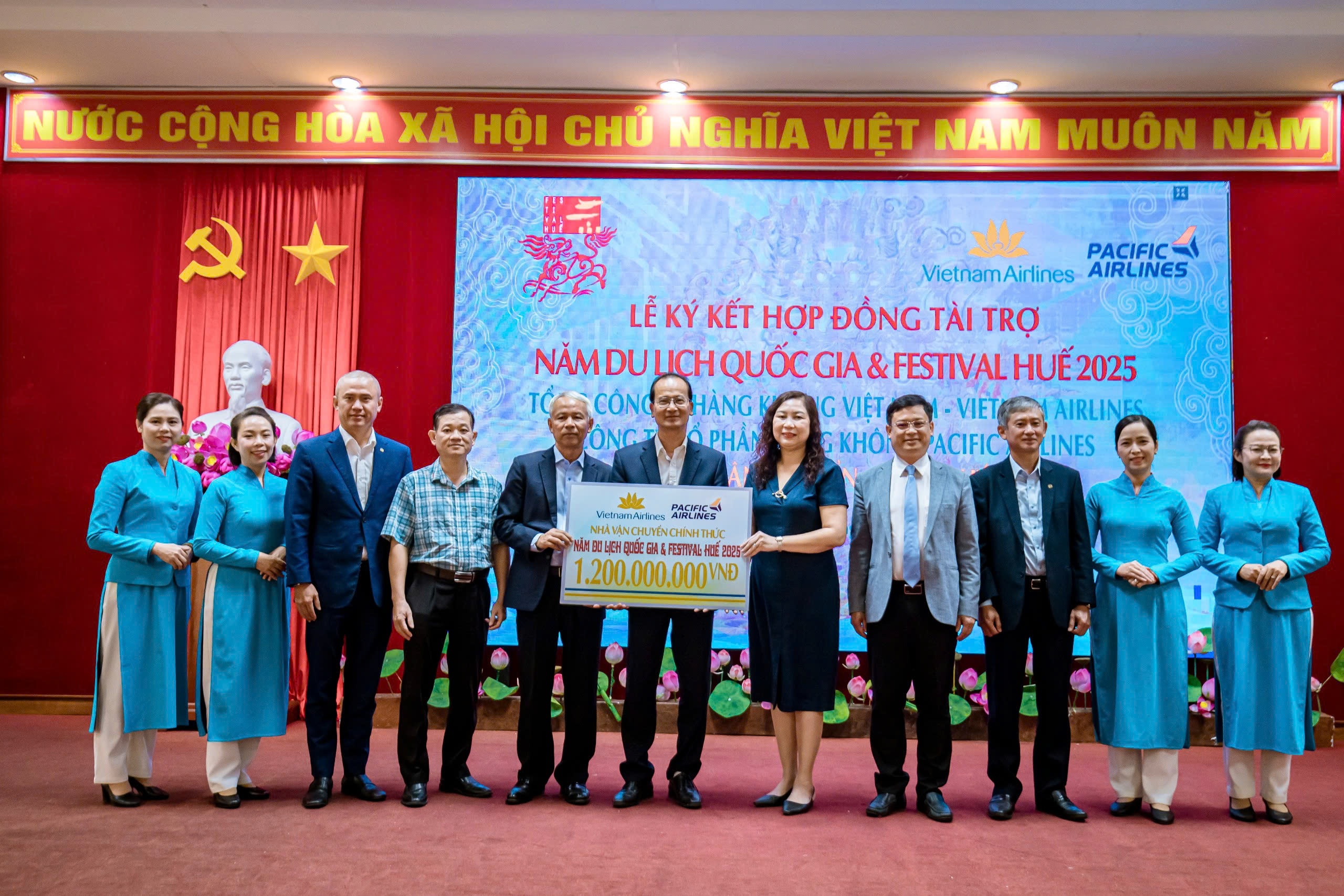 Vietnam Airlines và Pacific Airlines là hai đơn vị thành viên thuộc VNA Group đã chính thức tham gia Năm Du lịch Quốc gia và Festival Huế 2025 với vai trò Nhà vận chuyển chính thức
