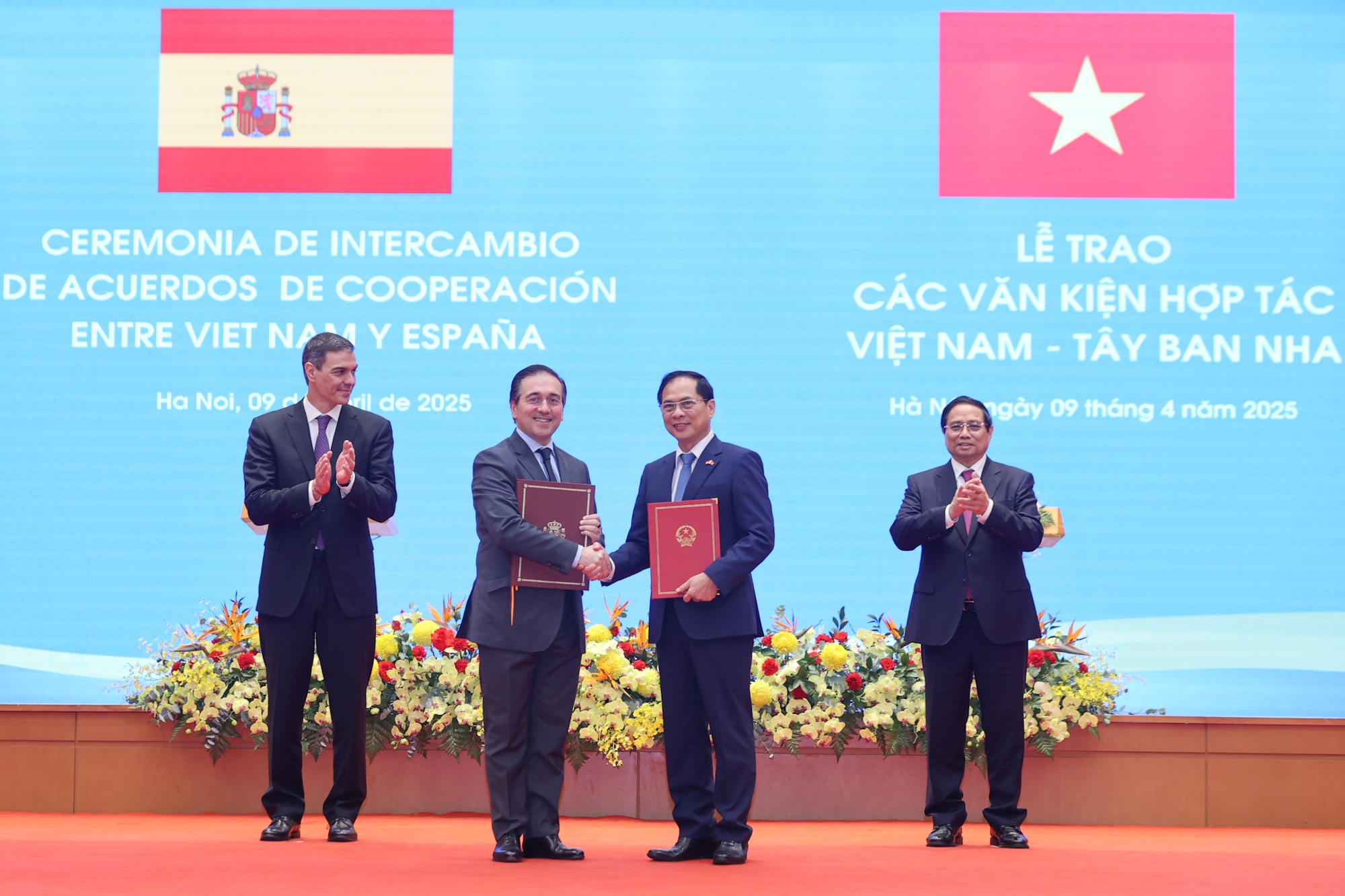 Sau hội đàm, hai Thủ tướng chứng kiến Lễ trao các văn kiện hợp tác trong các lĩnh vực ngoại giao, tài chính, văn hóa và thể thao, nông nghiệp và giáo dục - Ảnh: VGP/Nhật Bắc