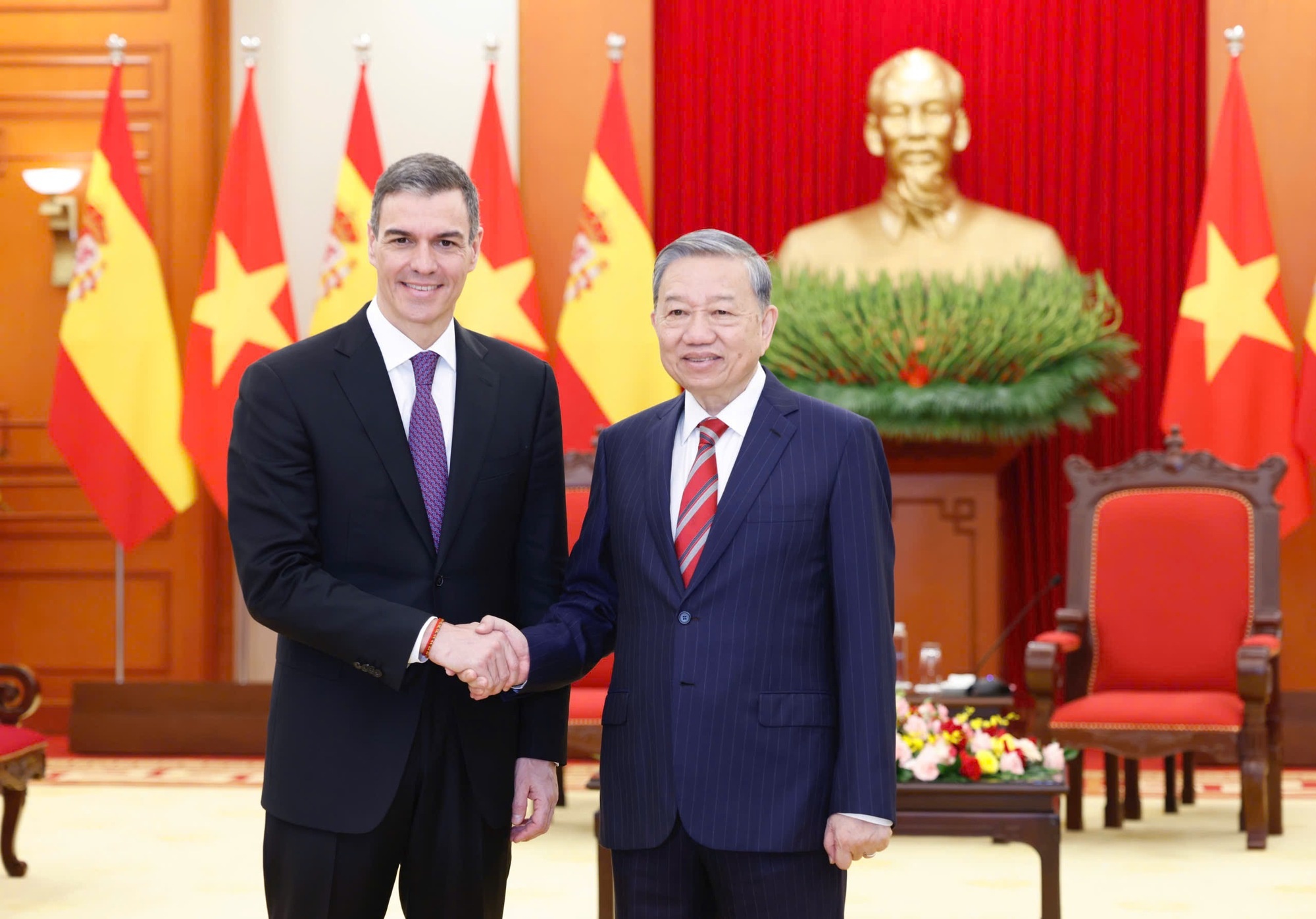 Tổng Bí thư Tô Lâm tiếp Thủ tướng Tây Ban Nha Pedro Sánchez - Ảnh: VGP/Nhật Bắc