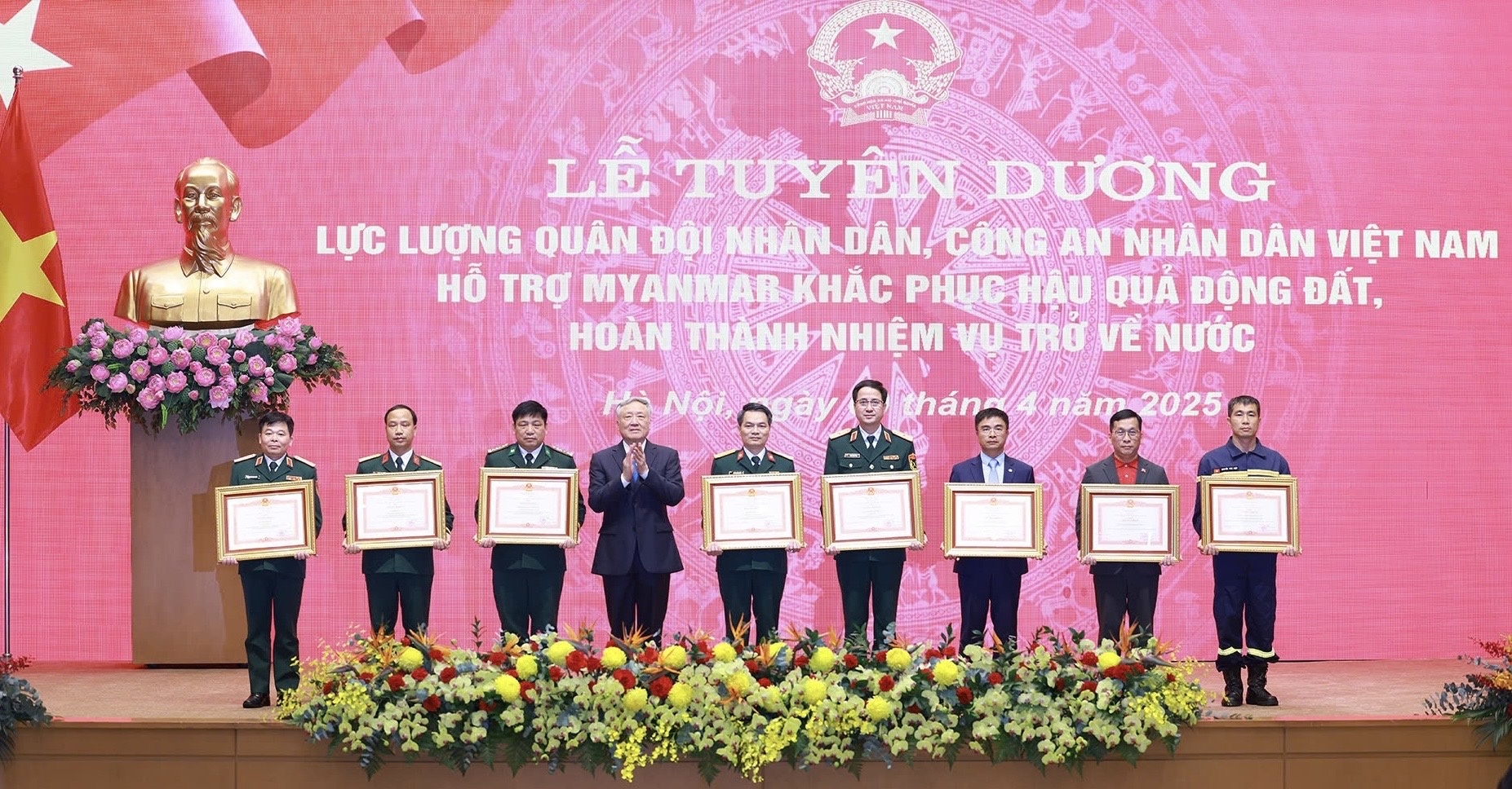 Tổng giám đốc Vietjet Đinh Việt Phương (thứ hai từ phải sang) nhận bằng khen 