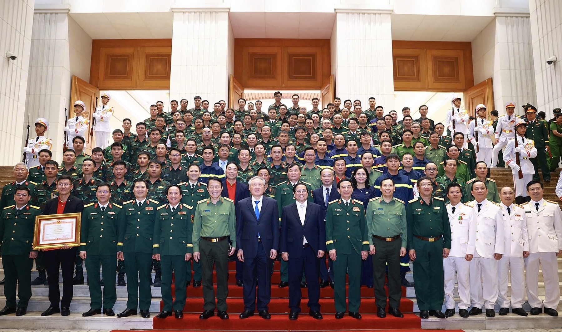 Lãnh đạo Chính phủ và các đơn vị, cá nhân tại lễ tuyên dương