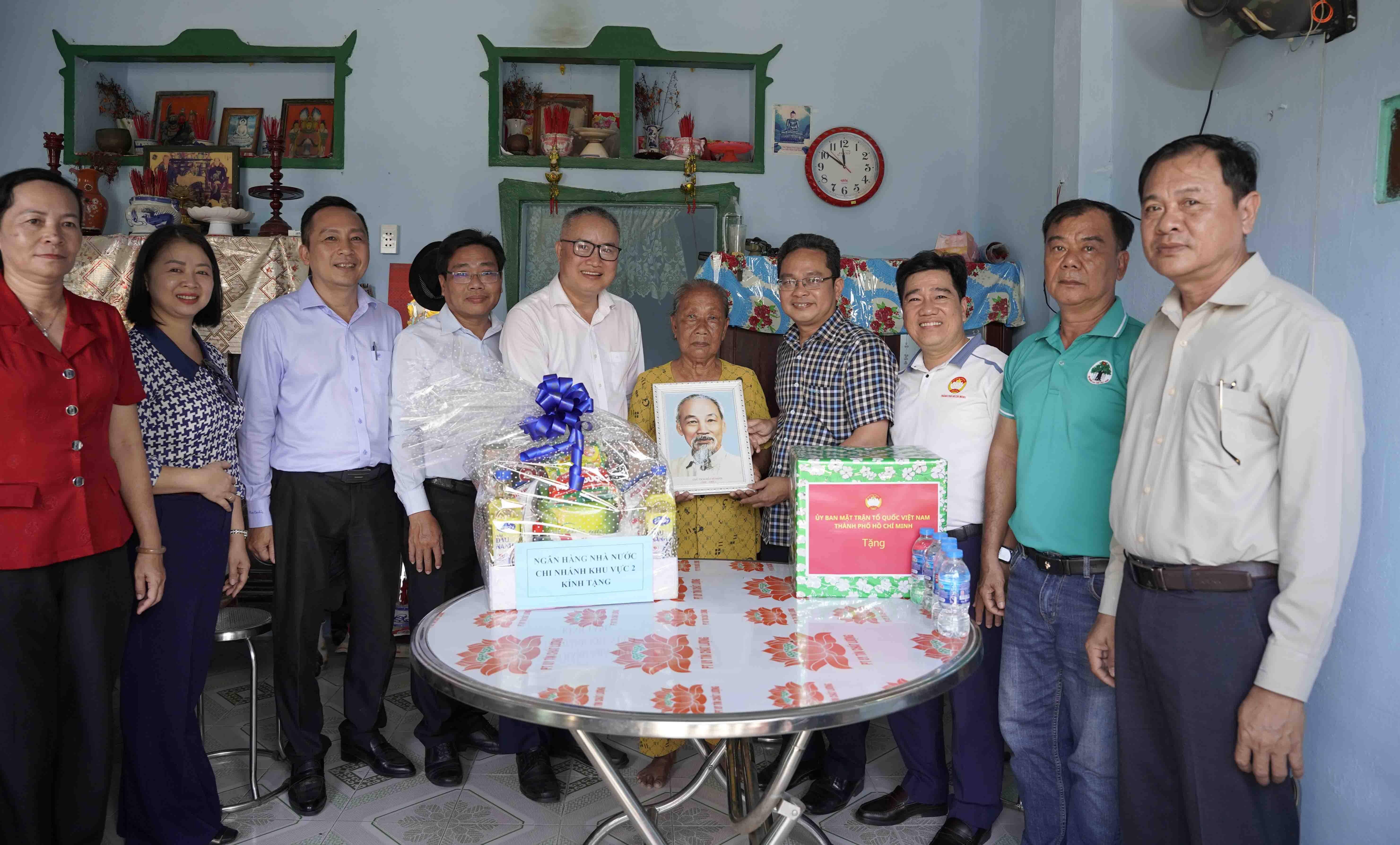 Đại diện Ủy ban Mặt trận Tổ quốc thành phố tặng quà cho bà Nguyễn Thị Sao Đại diện Ủy ban Mặt trận Tổ quốc thành phố tặng quà cho bà Nguyễn Thị Sao