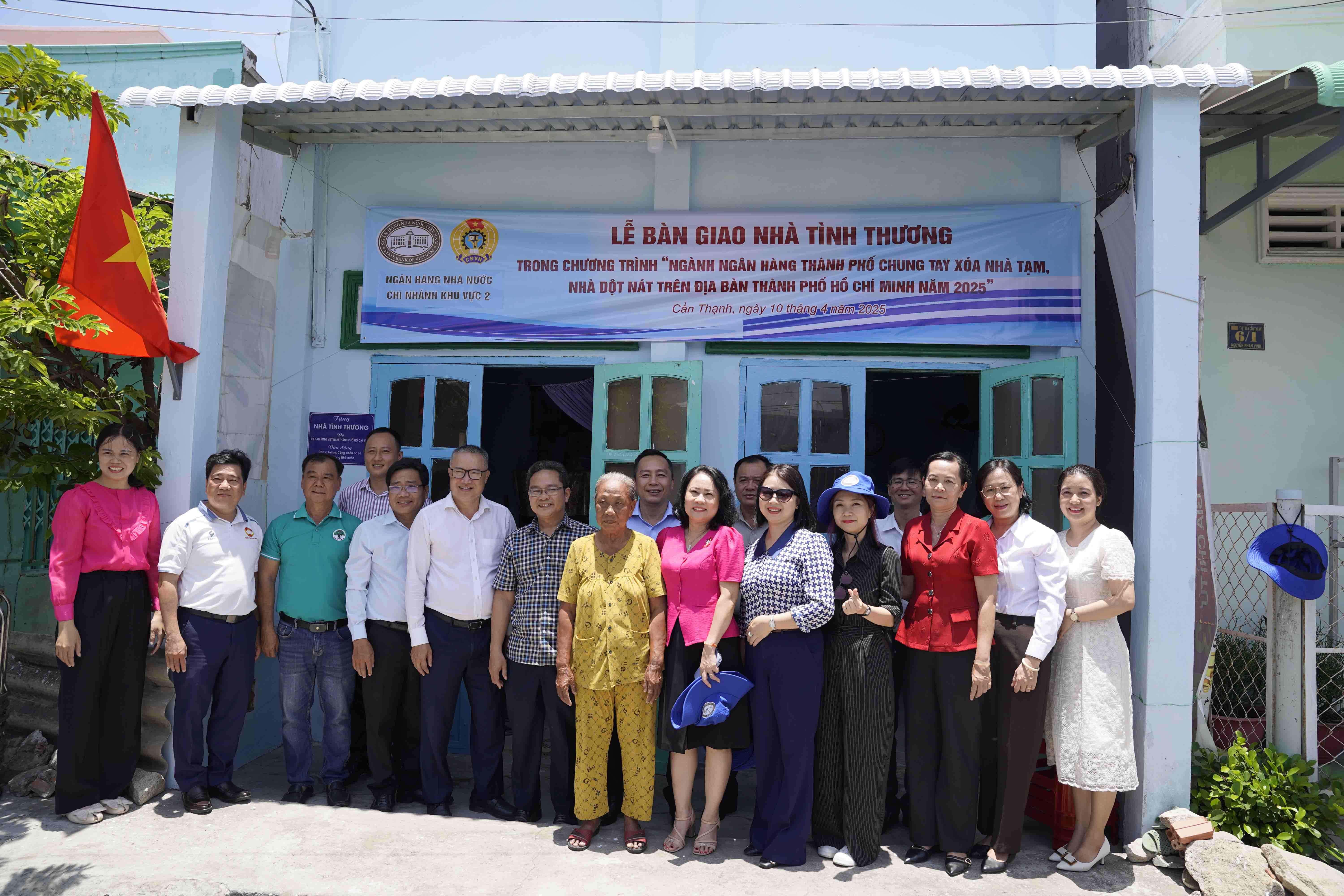 Bà Nguyễn Thị Sao đứng giữa nhận nhà ngân hàng sửa chữa hỗ trợ Bà Nguyễn Thị Sao đứng giữa nhận nhà ngân hàng sửa chữa hỗ trợ