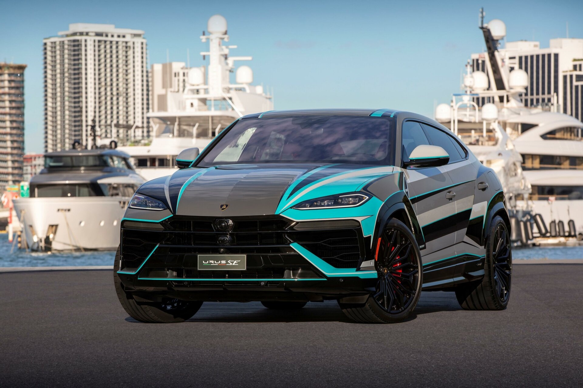 Lamborghini Urus SE độc bản: Lớp sơn thủ công tốn 230 giờ chế tác