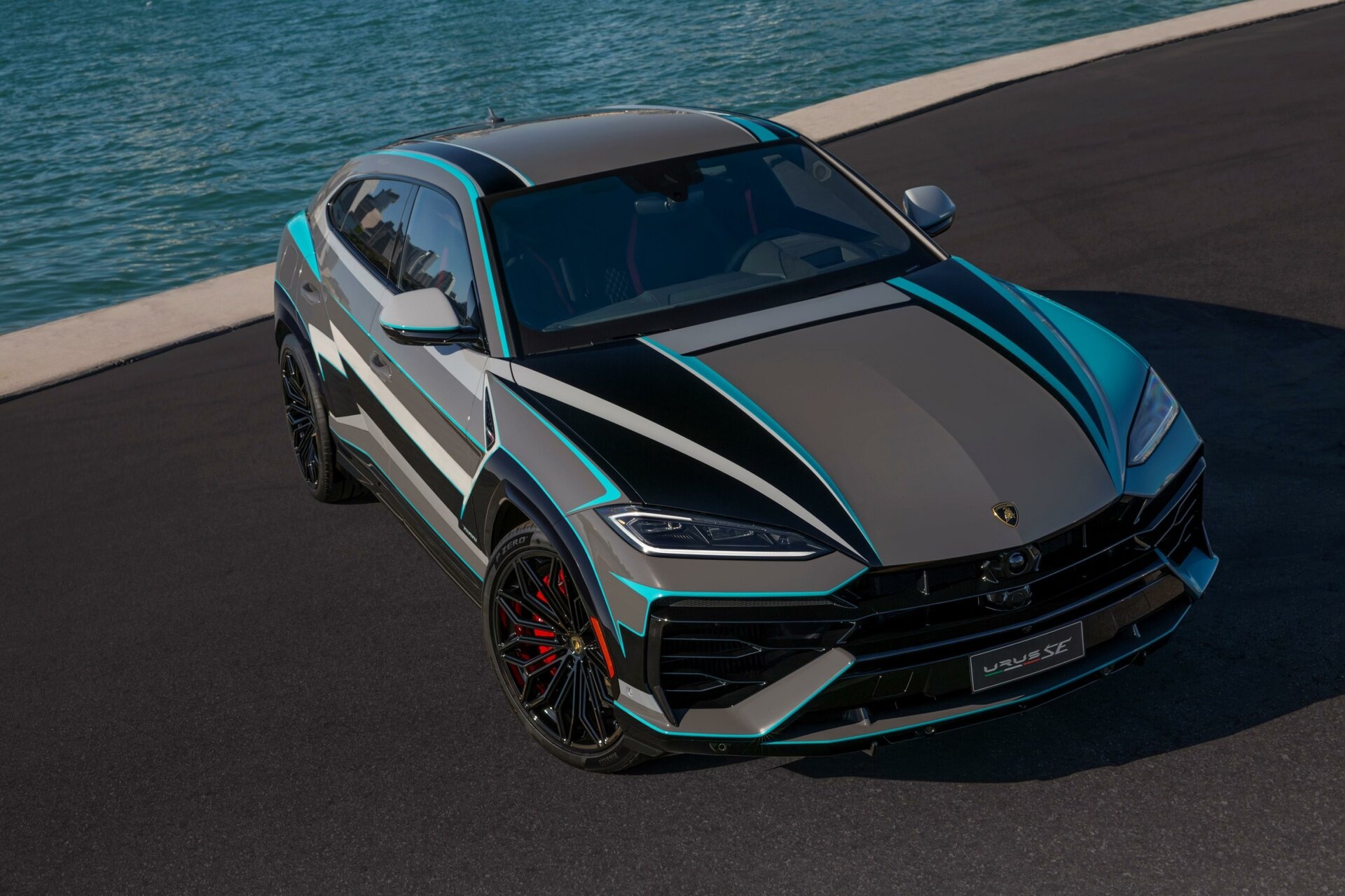 Lamborghini Urus SE độc bản: Lớp sơn thủ công tốn 230 giờ chế tác