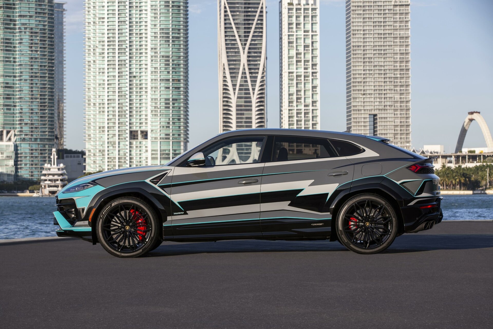 Lamborghini Urus SE độc bản: Lớp sơn thủ công tốn 230 giờ chế tác