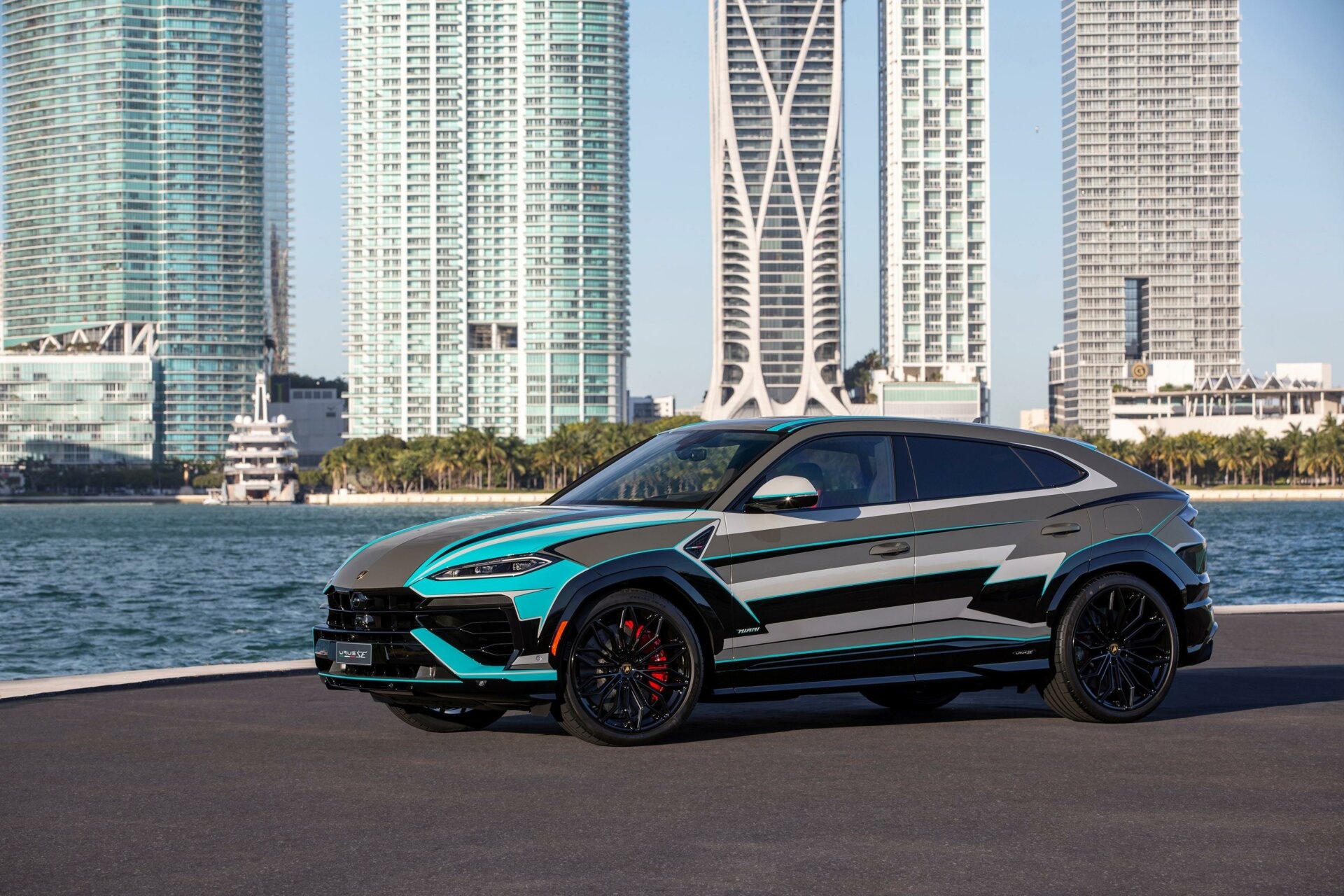 Lamborghini Urus SE độc bản: Lớp sơn thủ công tốn 230 giờ chế tác