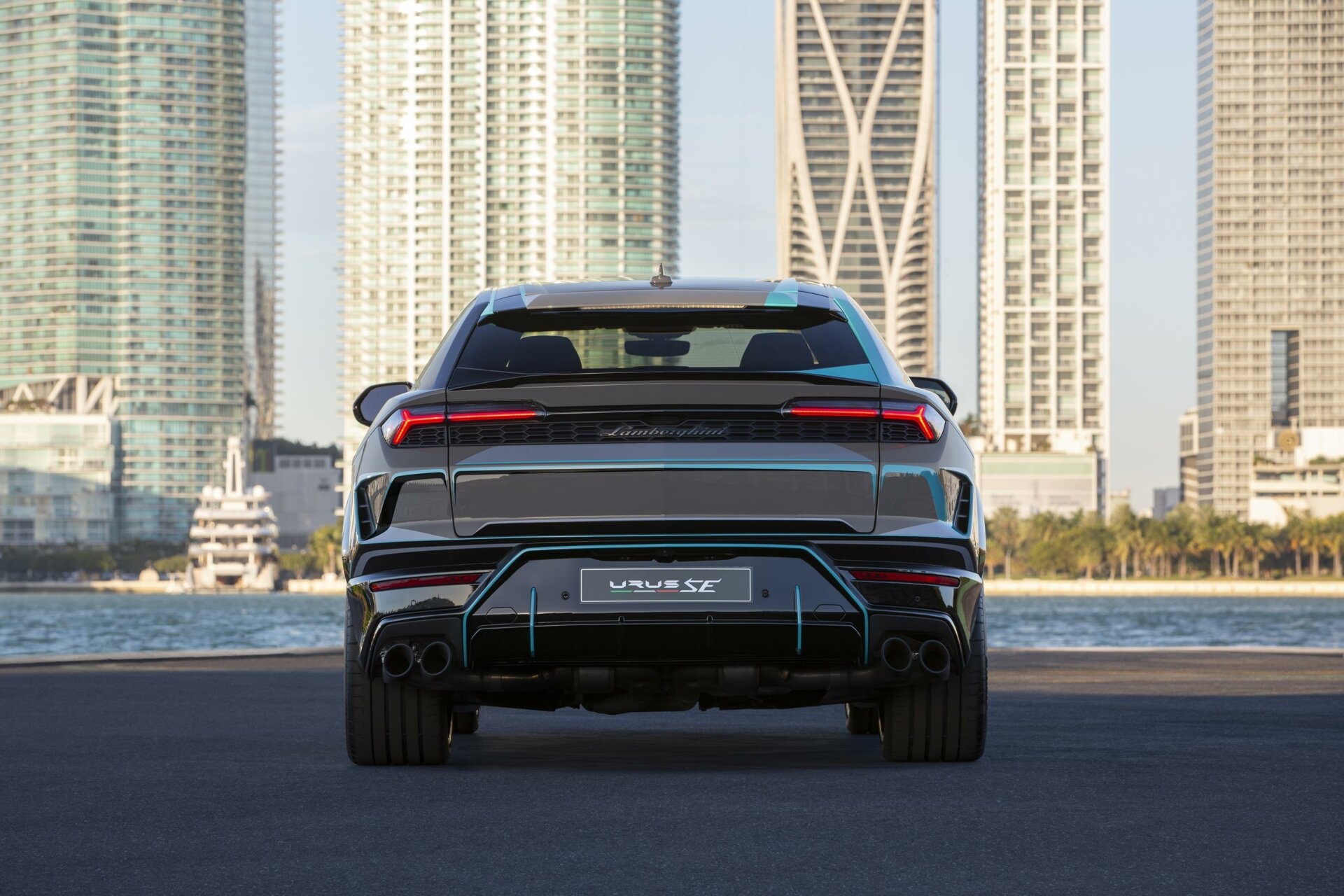 Lamborghini Urus SE độc bản: Lớp sơn thủ công tốn 230 giờ chế tác