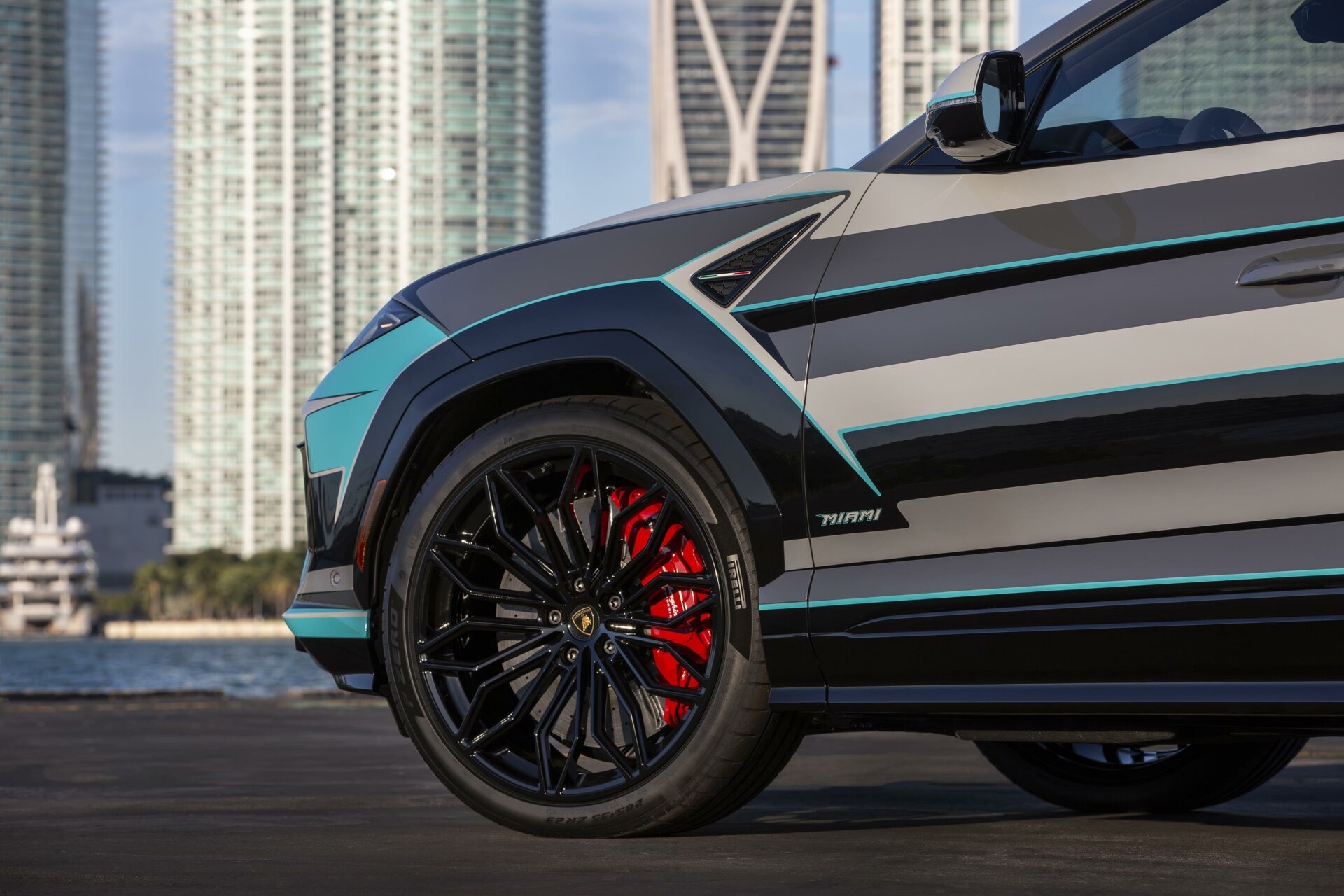 Lamborghini Urus SE độc bản: Lớp sơn thủ công tốn 230 giờ chế tác