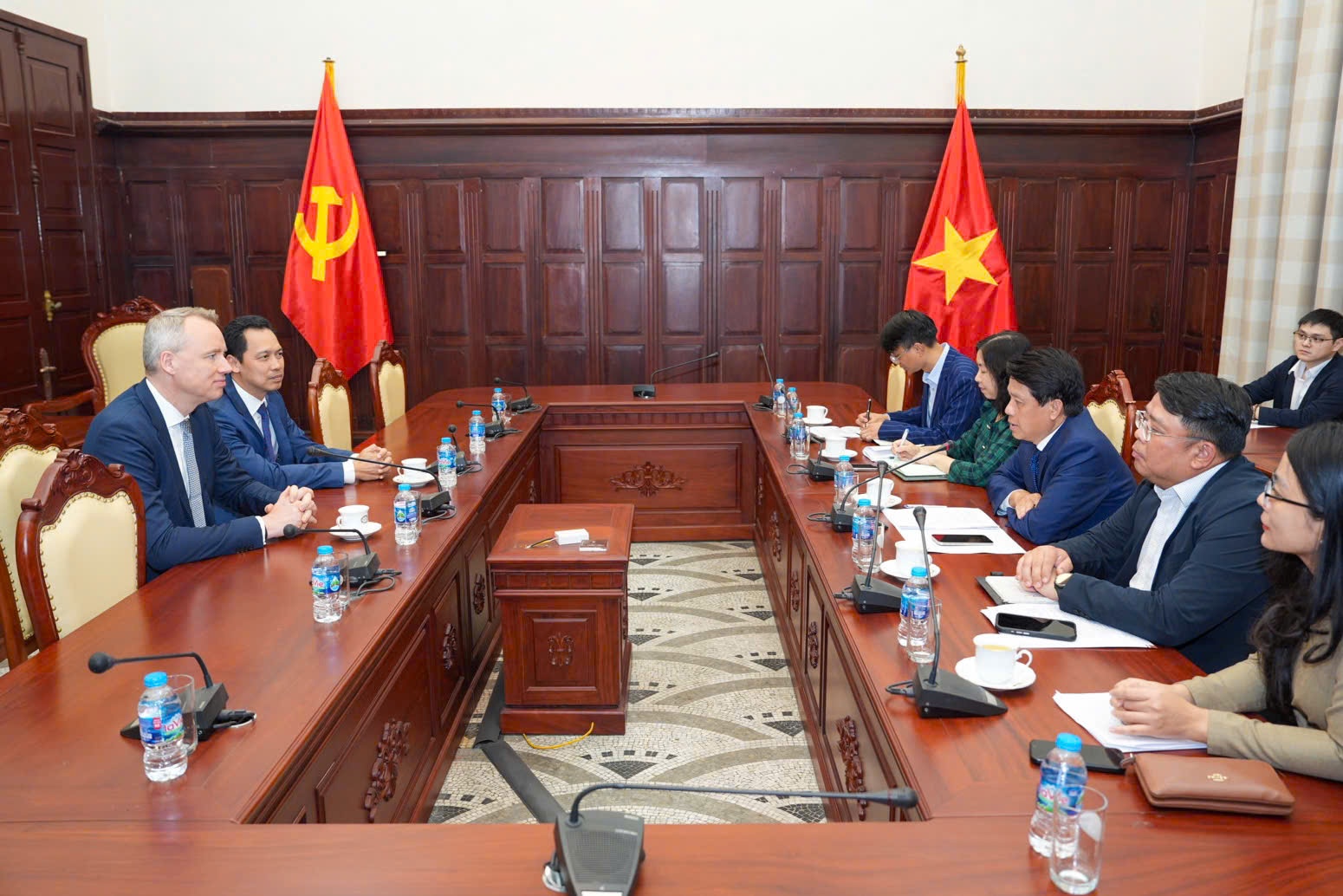 Phó Thống đốc Phạm Tiến Dũng làm việc với đại diện Deutsche Bank