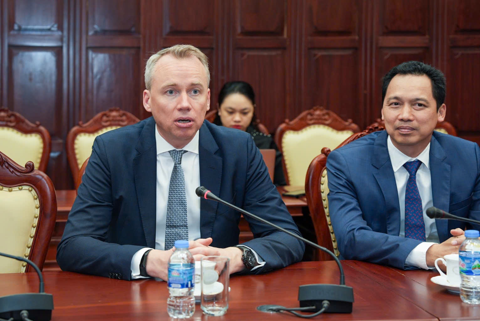 Phó Thống đốc Phạm Tiến Dũng làm việc với đại diện Deutsche Bank