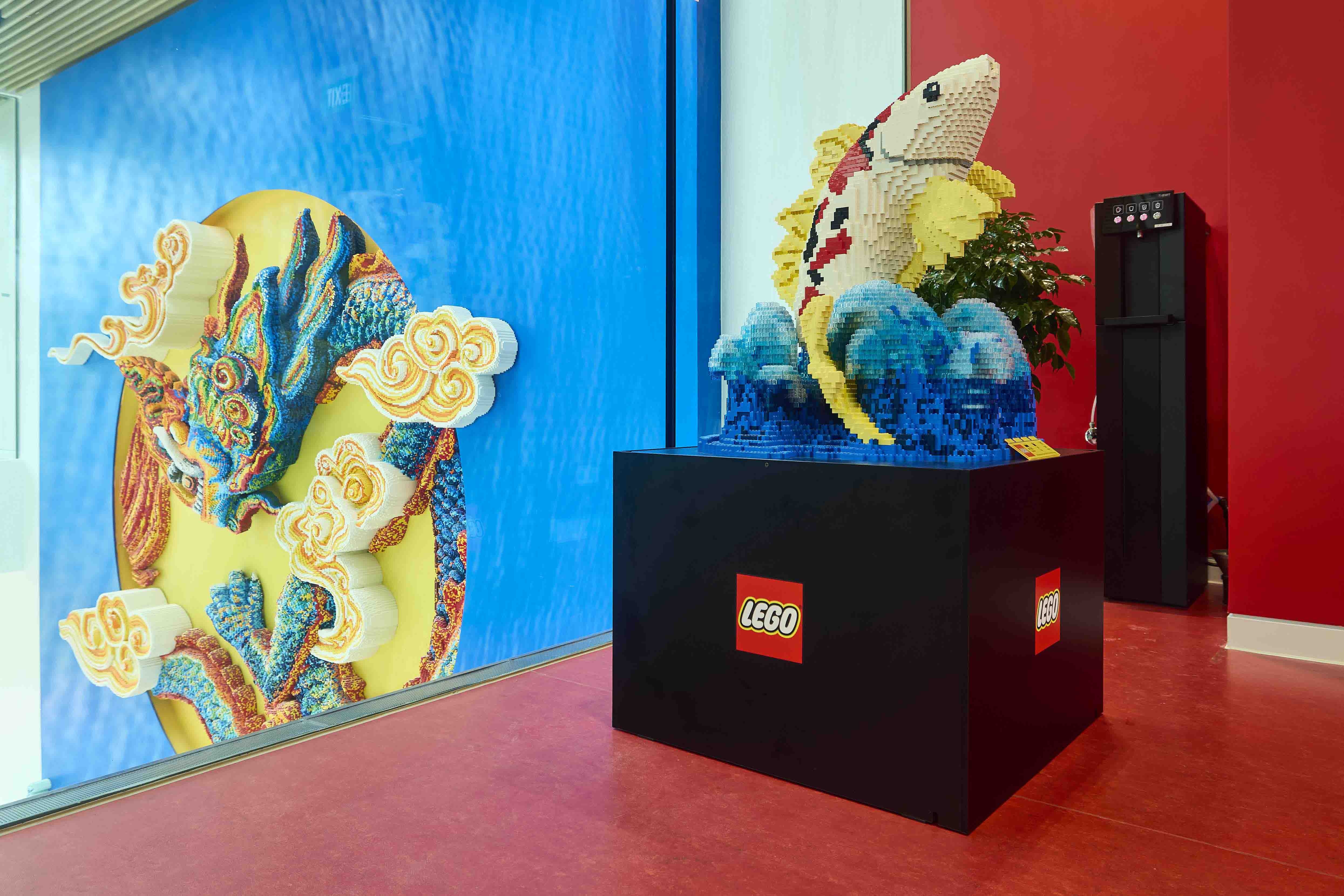 Mô hình bao gồm môi trường làm việc xanh và lành mạnh, không gian vui chơi, sự gắn kết với cộng đồng địa phương tại nhà máy, cùng các tiện ích như phòng cầu nguyện, phòng dành cho mẹ và bé, phòng chăm sóc sức khỏe, khu vực nghỉ ngơi trong nhà và ngoài trời, lối đi cho xe lăn và nhiều tiện ích khác. Mô hình bao gồm môi trường làm việc xanh và lành mạnh, không gian vui chơi, sự gắn kết với cộng đồng địa phương tại nhà máy, cùng các tiện ích như phòng cầu nguyện, phòng dành cho mẹ và bé, phòng chăm sóc sức khỏe, khu vực nghỉ ngơi trong nhà và ngoài trời, lối đi cho xe lăn và nhiều tiện ích khác.