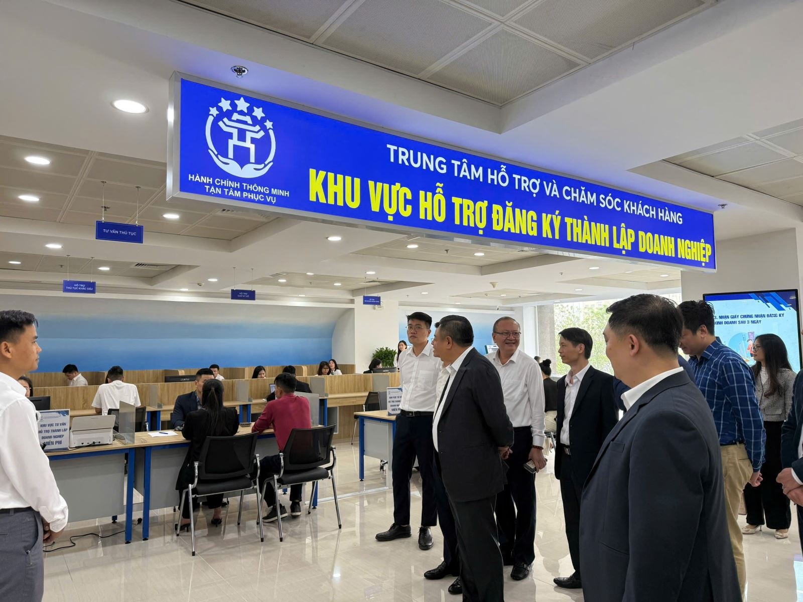 Mô hình tư vấn hỗ trợ thành lập doanh nghiệp miễn phí được thành lập bởi Trung tâm Hỗ trợ và Chăm sóc khách hàng (trực thuộc Trung tâm phục vụ hành chính công TP Hà Nội). Mô hình tư vấn hỗ trợ thành lập doanh nghiệp miễn phí được thành lập bởi Trung tâm Hỗ trợ và Chăm sóc khách hàng (trực thuộc Trung tâm phục vụ hành chính công TP Hà Nội).