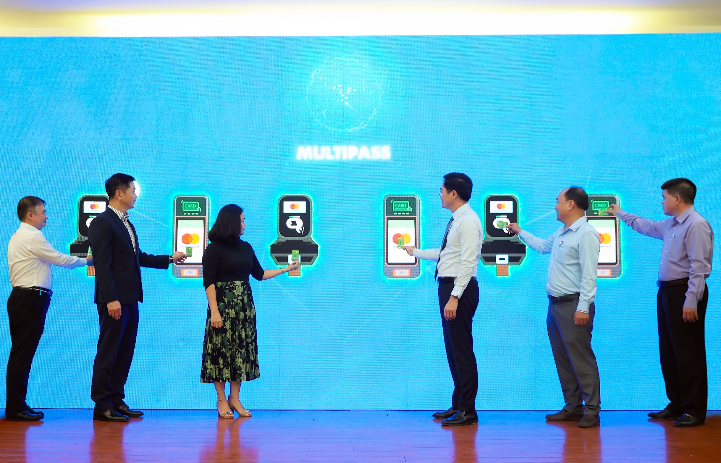 Các đại biểu thực hiện nghi thức “chạm” thẻ MultiPass chính thức giới thiệu hệ thống thẻ vé điện tử cho giao thông công cộng đến với người dân thành phố Các đại biểu thực hiện nghi thức “chạm” thẻ MultiPass chính thức giới thiệu hệ thống thẻ vé điện tử cho giao thông công cộng đến với người dân thành phố