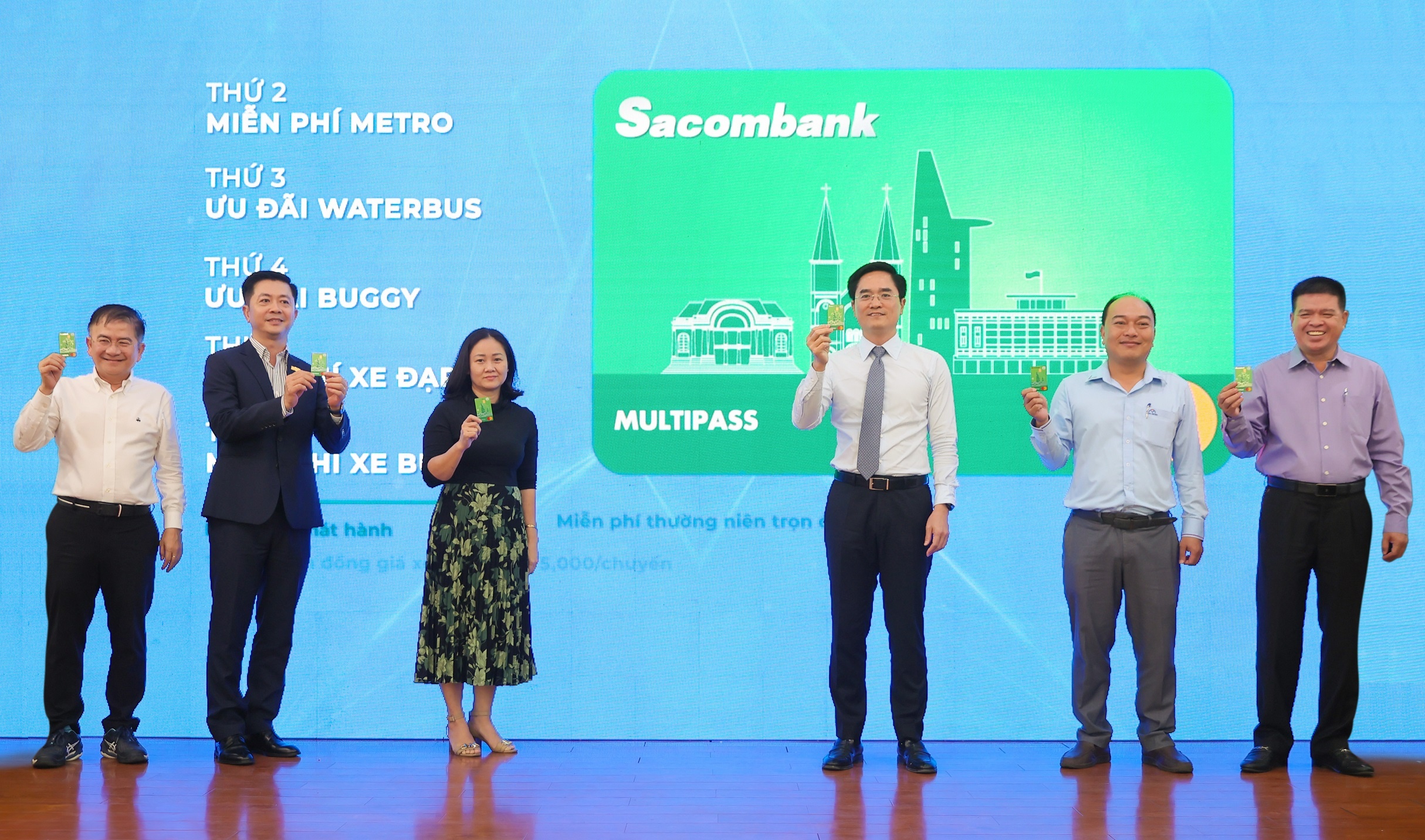 Các đại biểu giới thiệu thẻ Sacombank Mastercard MultiPass - dòng thẻ thanh toán với các ưu đãi chuyên biệt dành cho hành khách sử dụng phương tiện công cộng Các đại biểu giới thiệu thẻ Sacombank Mastercard MultiPass - dòng thẻ thanh toán với các ưu đãi chuyên biệt dành cho hành khách sử dụng phương tiện công cộng
