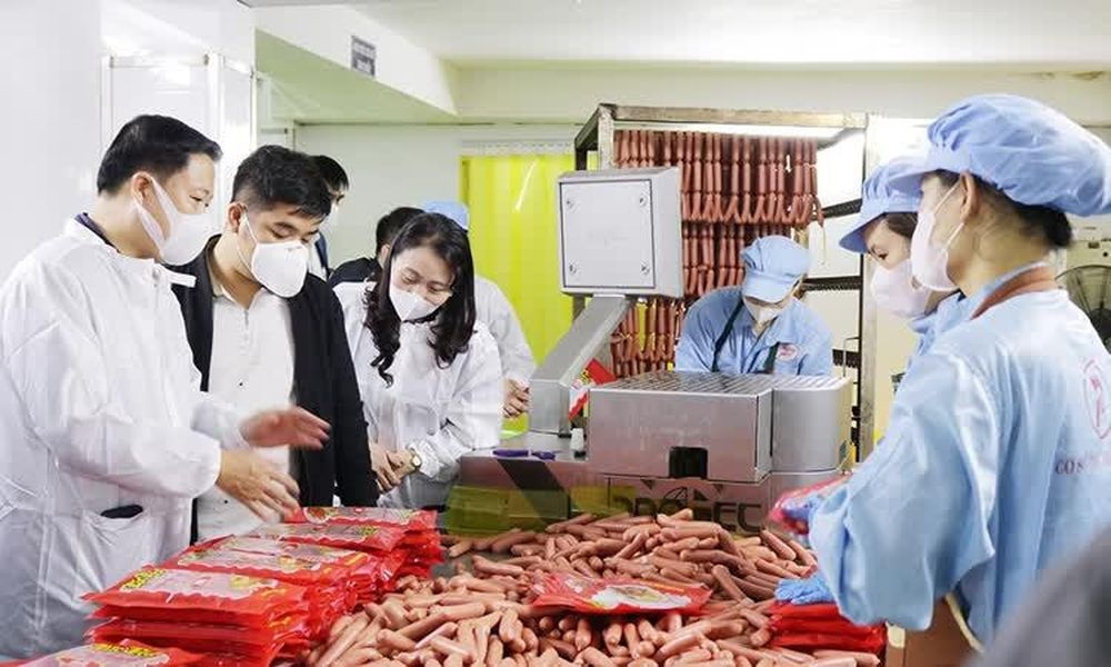 Đoàn kiểm tra liên ngành công tác an toàn thực phẩm số 1 kiếm tra cơ sở sản xuất kinh doanh xúc xích tại huyện Thanh Oai- Hà Nội