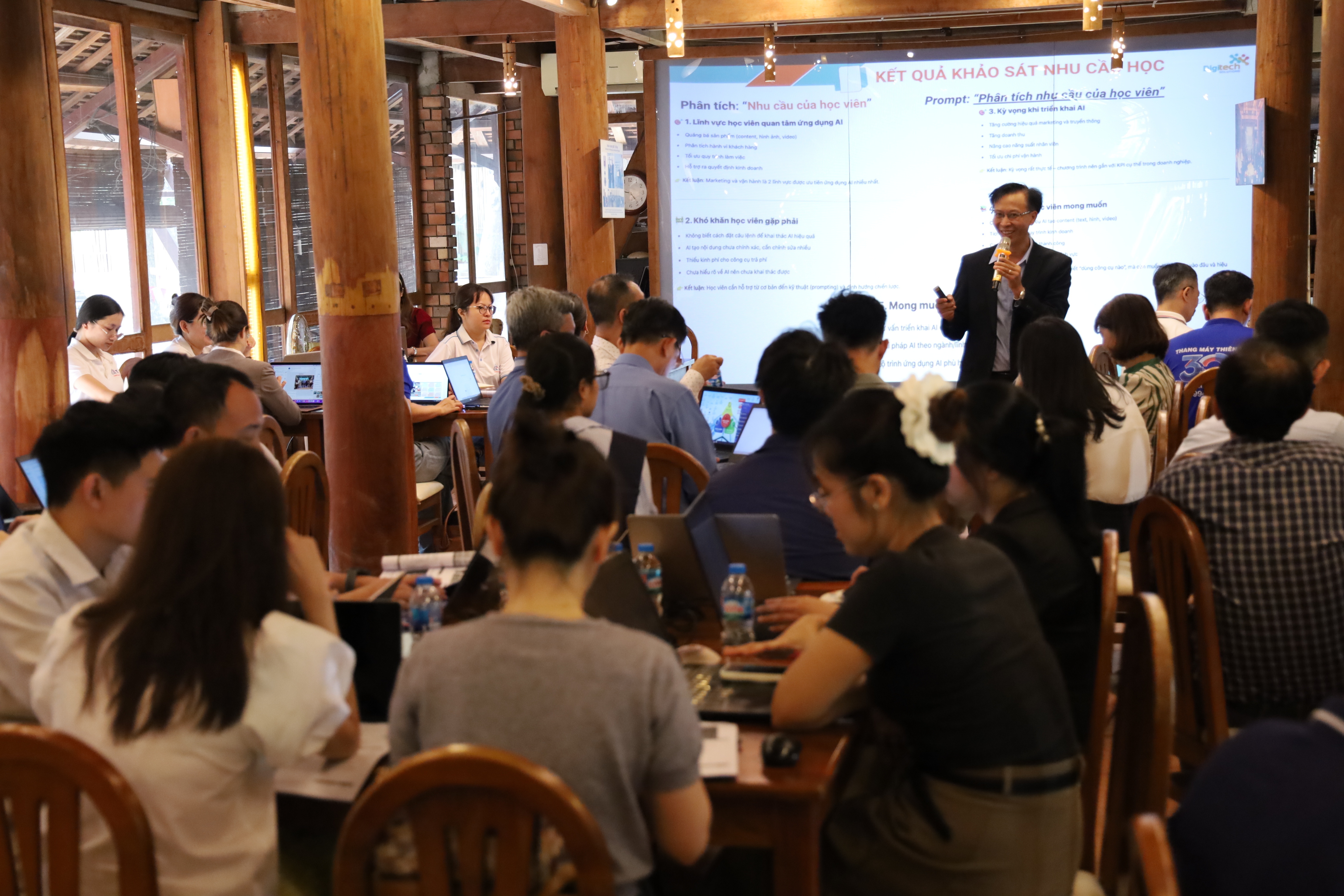 Tập huấn “Ứng dụng trí tuệ nhân tạo (AI) trong kinh doanh và quảng bá sản phẩm”. 