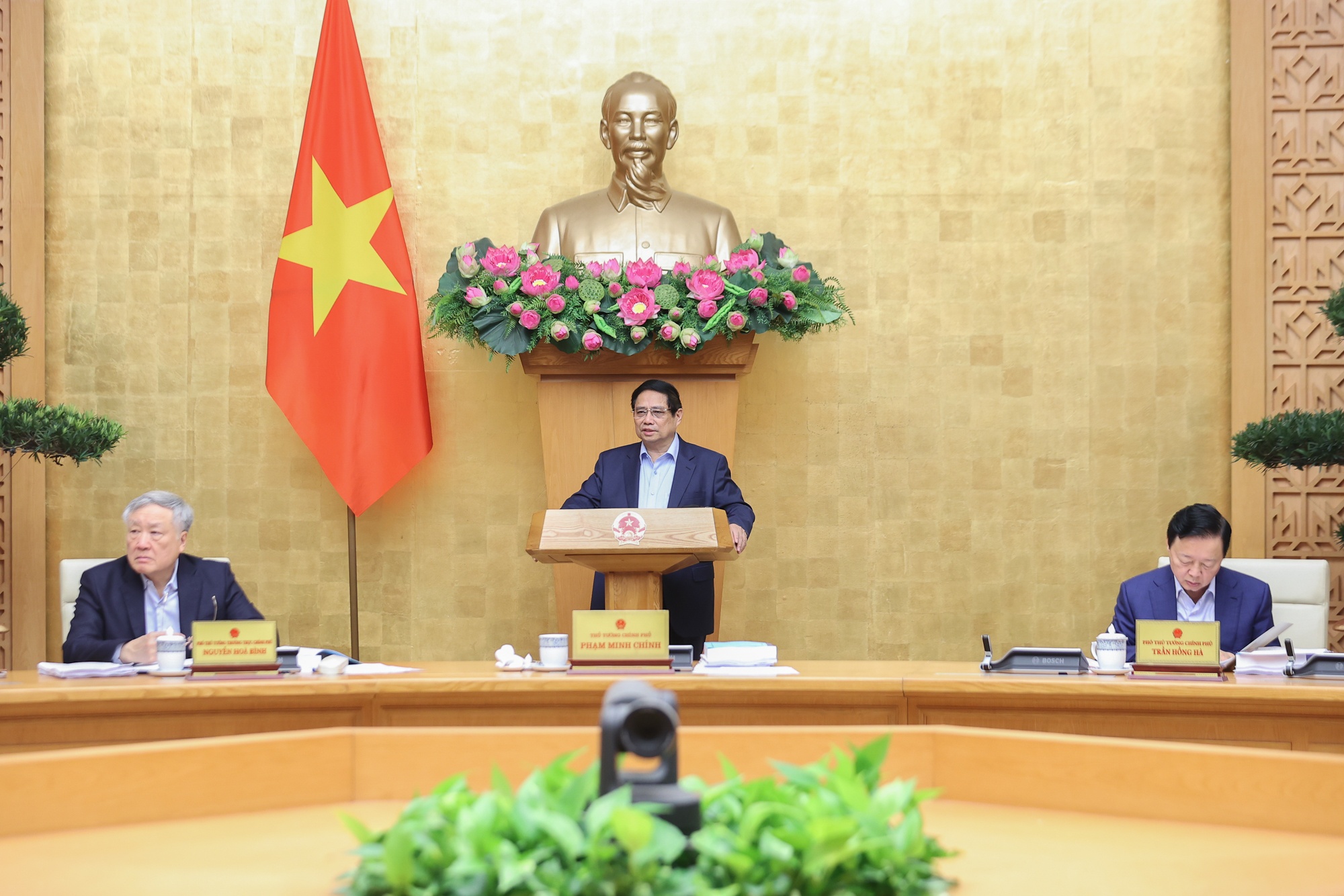 Thủ tướng giao các Phó Thủ tướng Chính phủ phụ trách lĩnh vực chỉ đạo các cơ quan chủ trì trong tiếp thu, khẩn trương hoàn thiện hồ sơ các dự án luật, nghị quyết theo đúng quy định để trình Quốc hội tại Kỳ họp thứ 9 vào tháng 5/2025 - Ảnh: VGP/Nhật Bắc